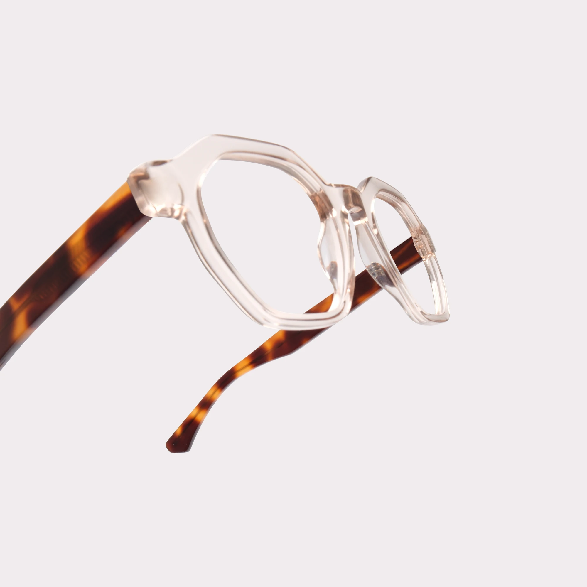 Um par de Miller Champagne tortoise Óculos de leitura multi-distância™ de luz azul em vista macro