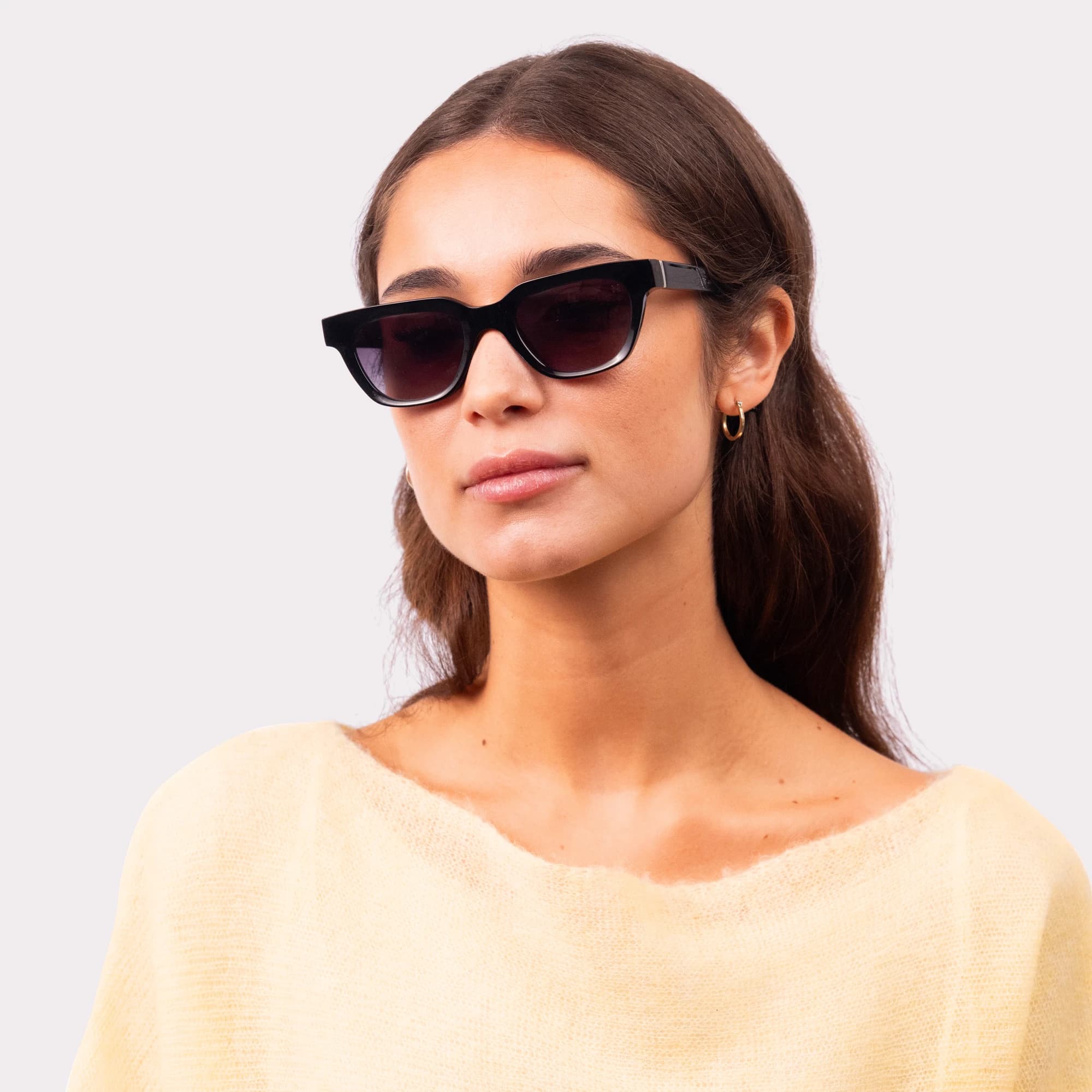 Une paire de Eli Noir Lunettes de soleil