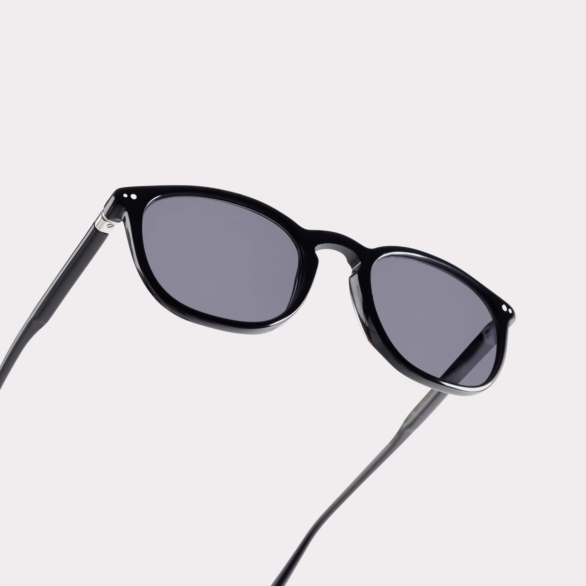 Une paire de Roy Noir Lunettes de soleil en vue macro