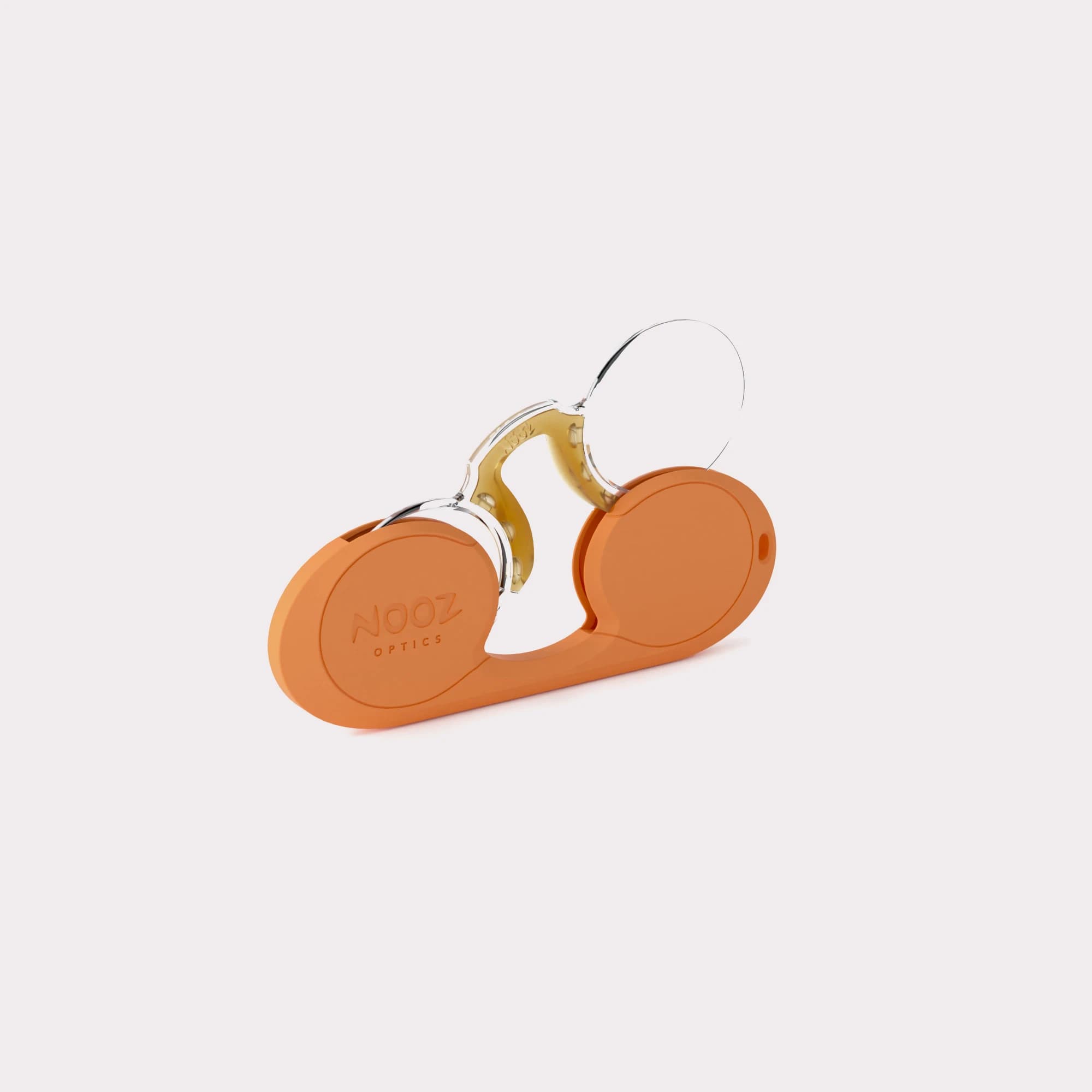 Une paire de Oval Apricot Lunettes de lecture sortant de son étui