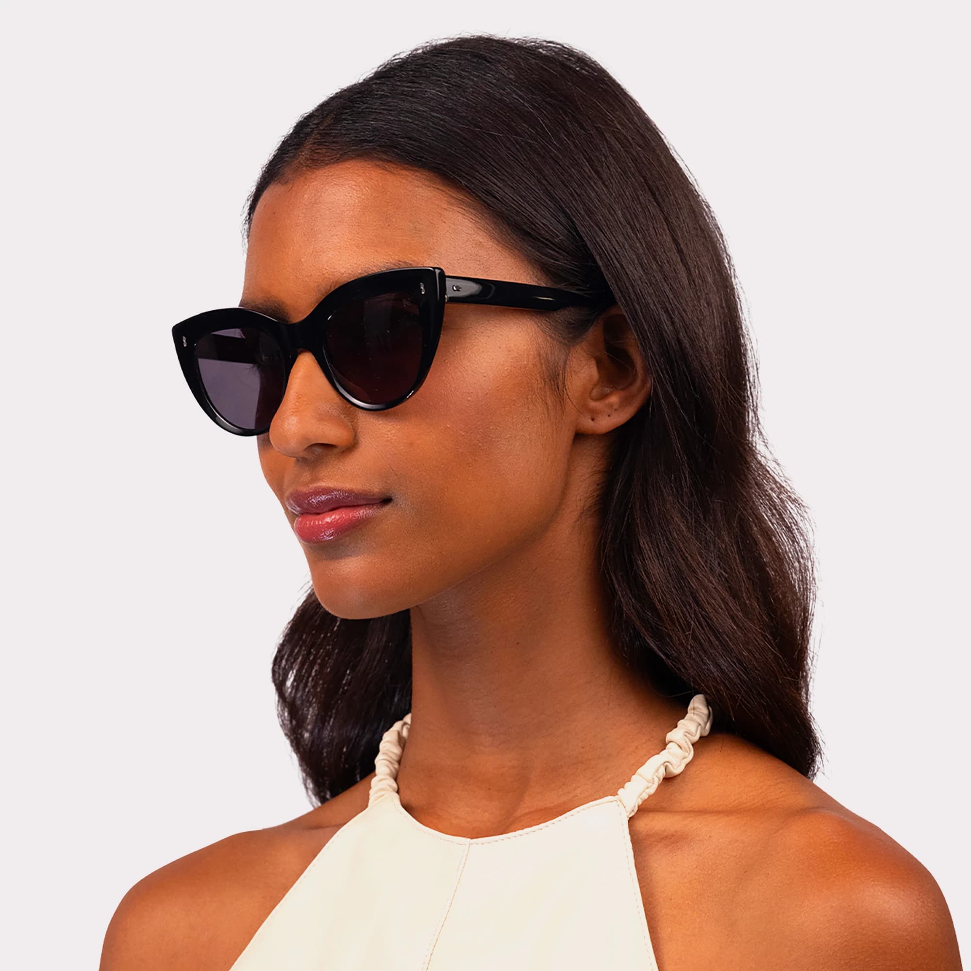Une paire de Romy Noir Lunettes de soleil