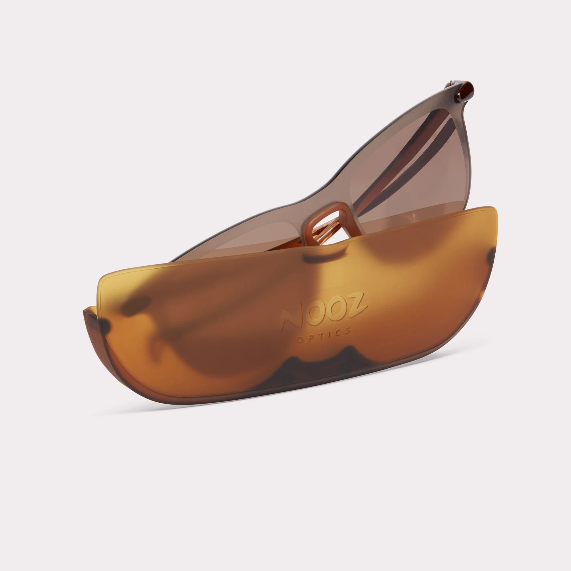 Um par de Essential Sport Rectangulo Castanho Óculos escuros saindo do seu estojo