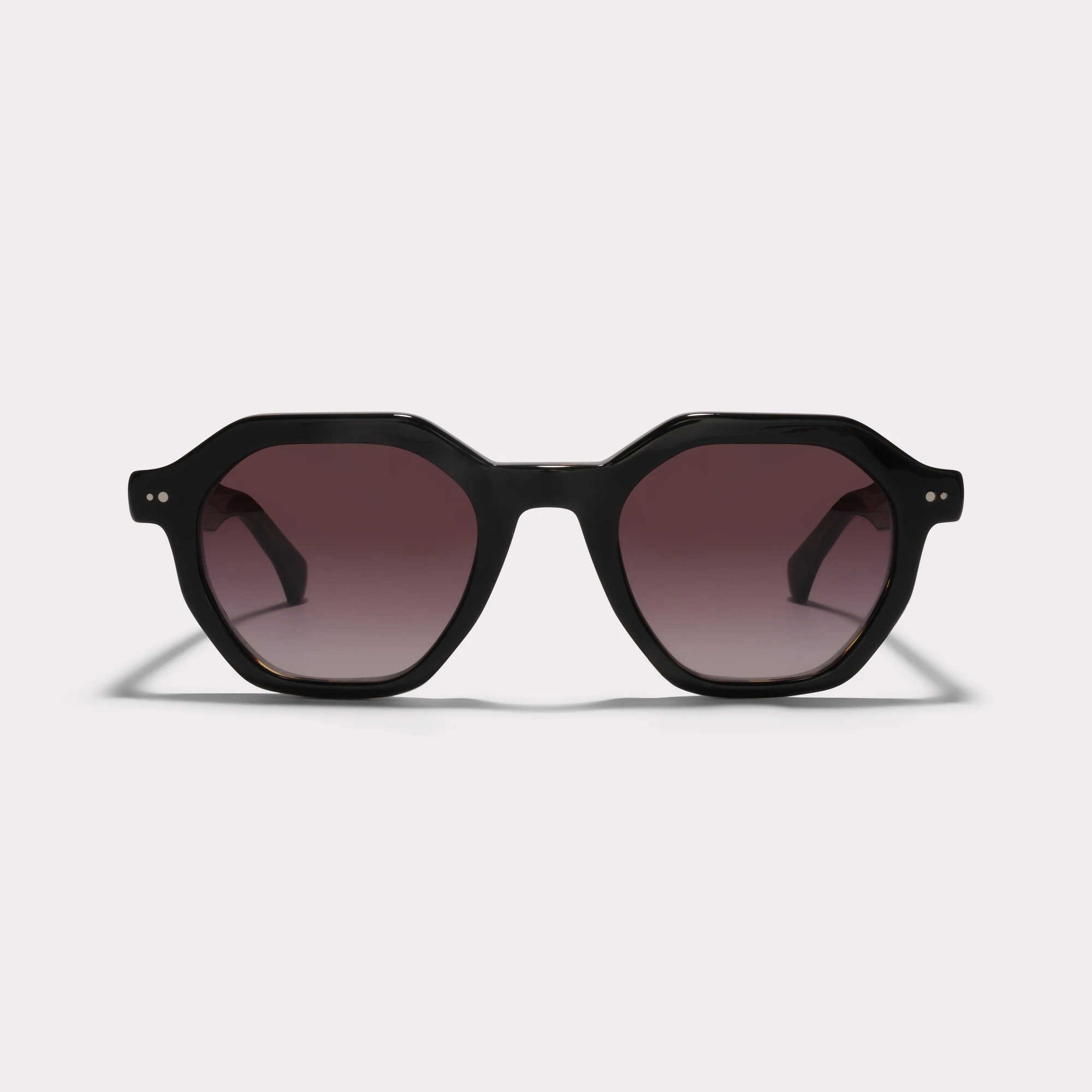 Une paire de Milton Noir Lunettes de soleil vue de face