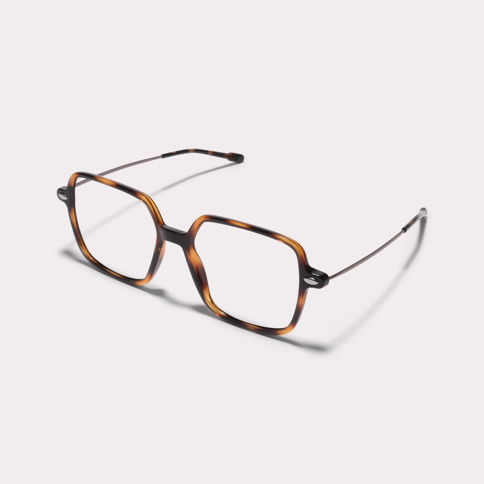 Une paire de Lena Tortoise Lunettes de lecture vue de côté
