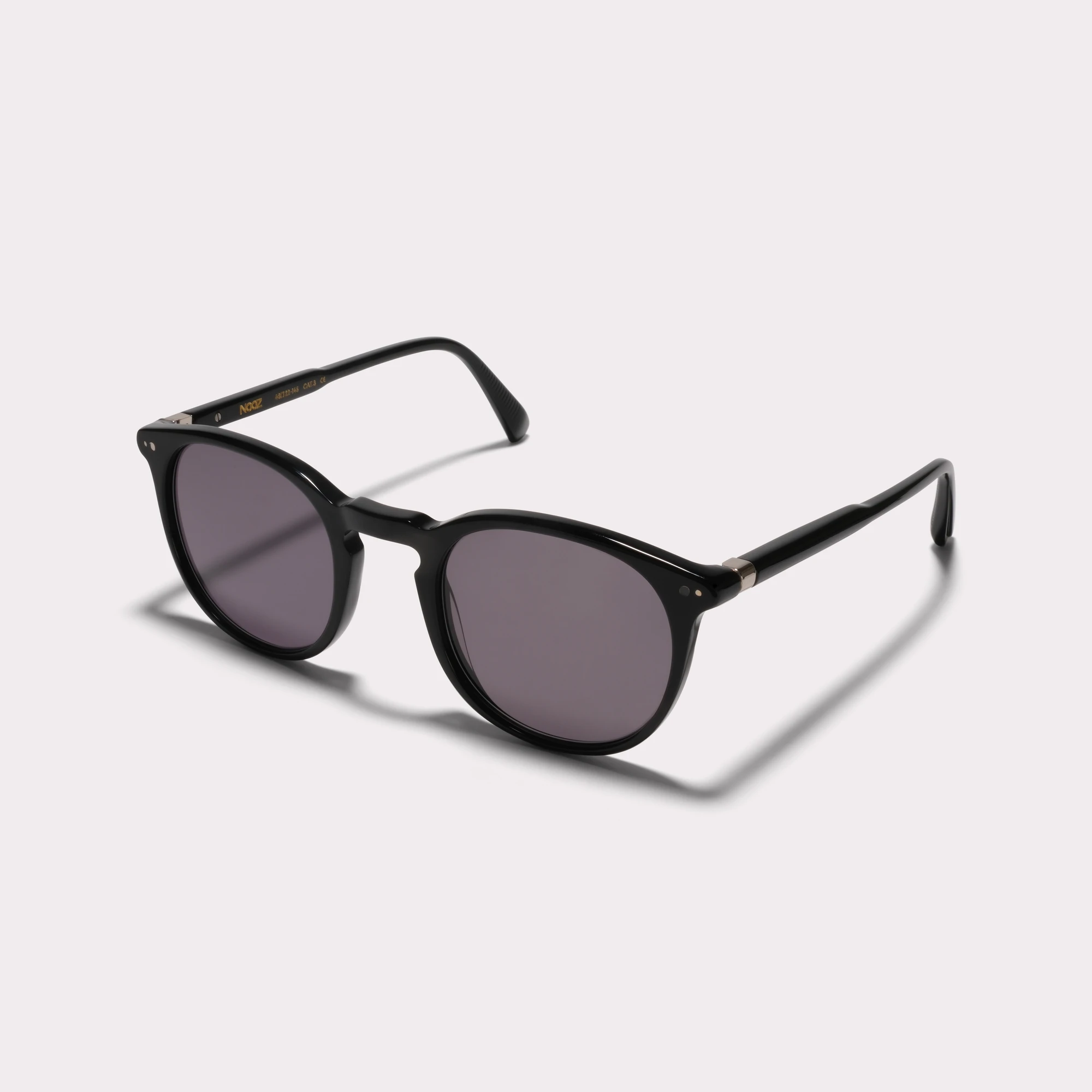 Une paire de Basil Noir Lunettes de soleil vue de côté