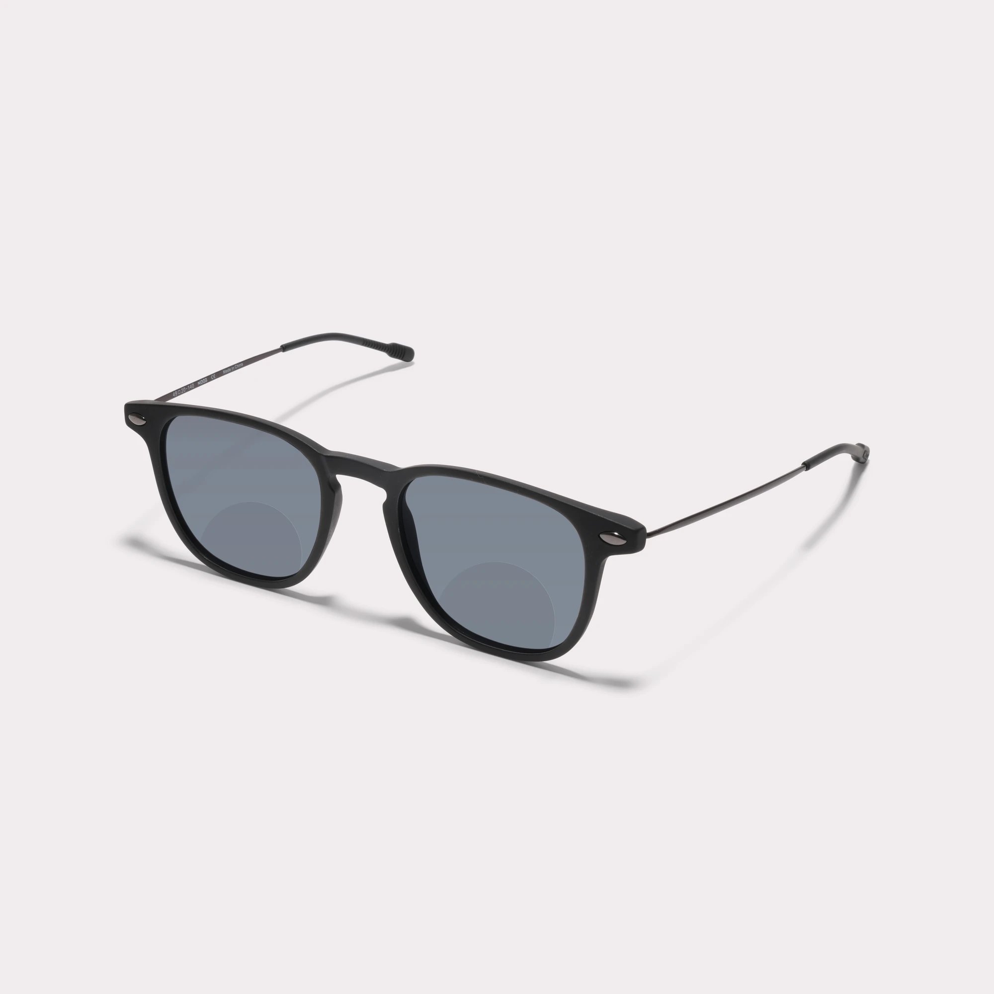 Une paire de Doni Noir Lunettes de soleil bifocales vue de côté