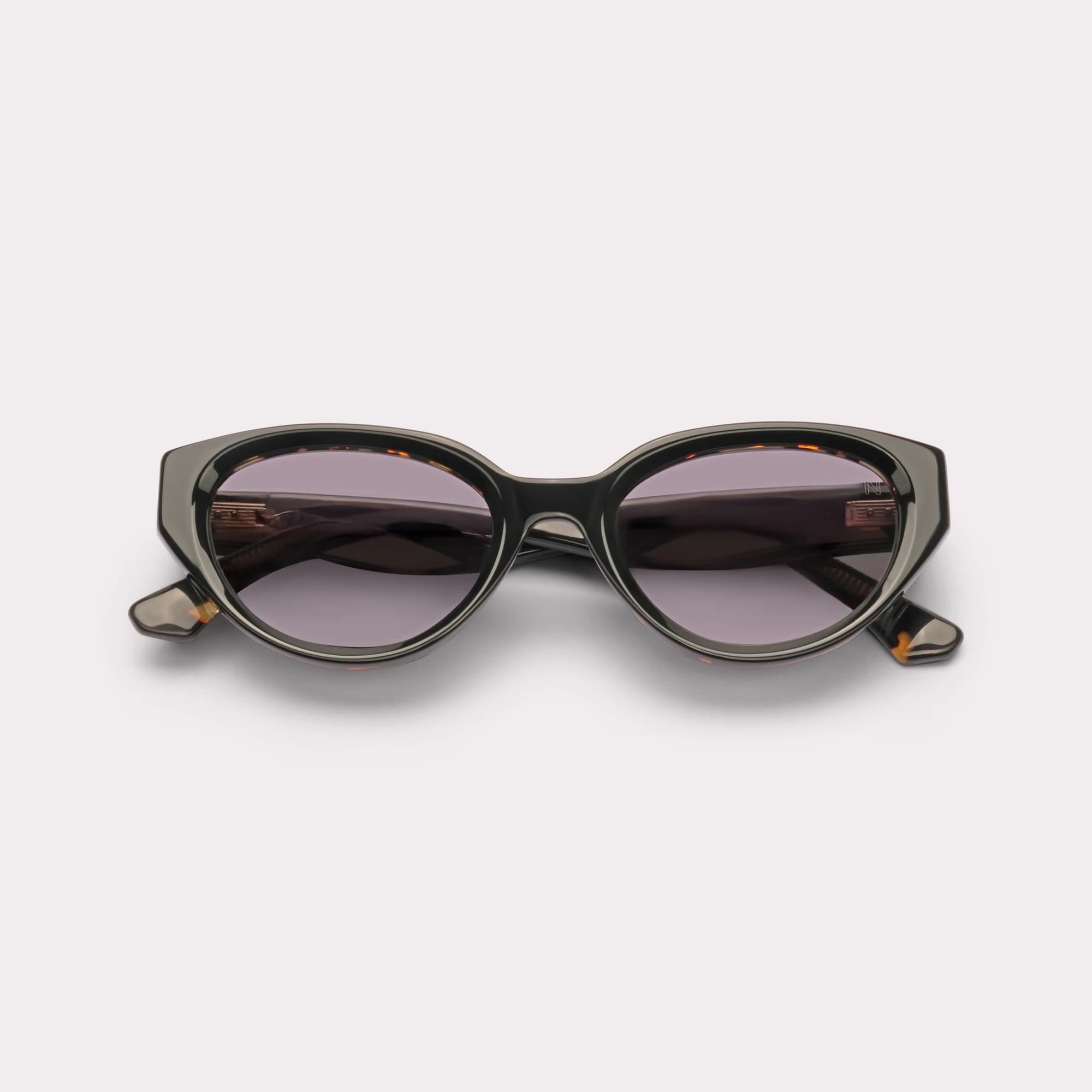 Ein Paar Kate Schwarz Sonnenbrille , zusammengeklappt