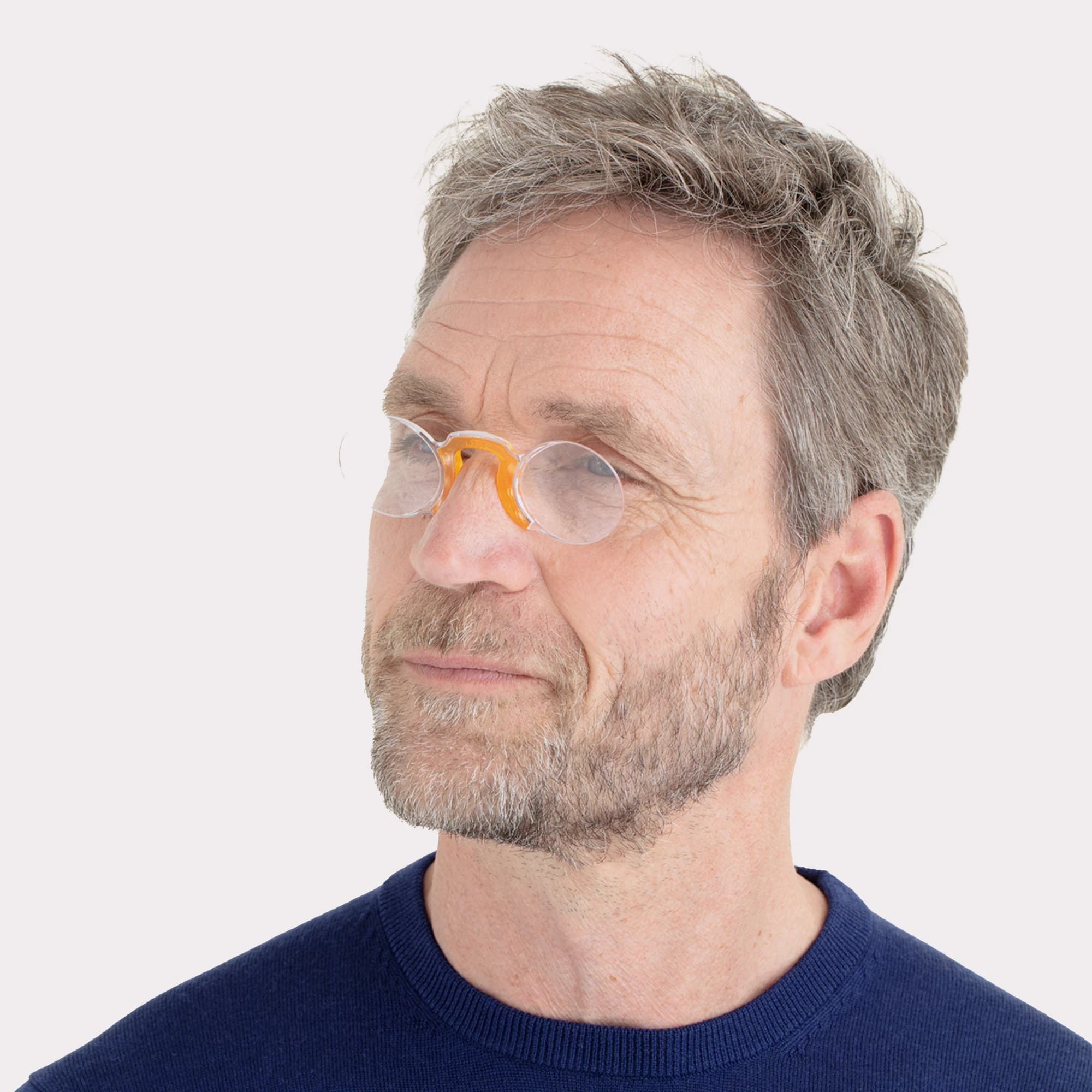 Une paire de Oval Apricot Lunettes de lecture