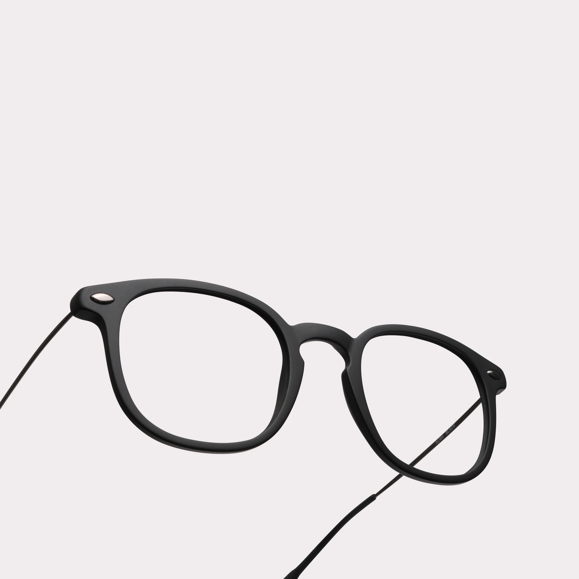 Une paire de Alma Noir Lunettes multi-distance™ anti-lumière bleue en vue macro