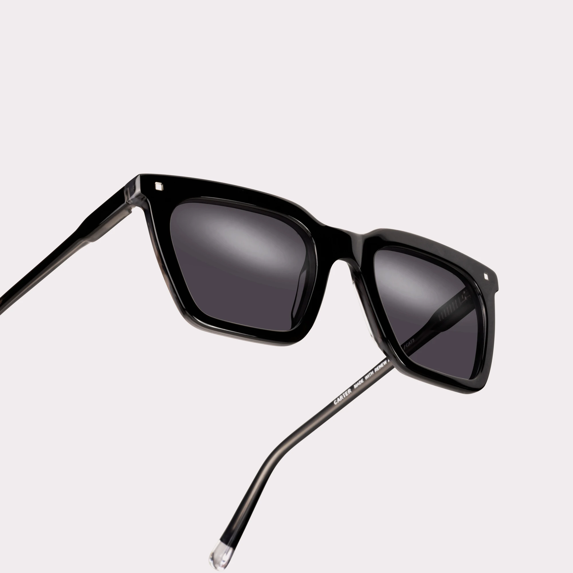 Une paire de Carter Noir Lunettes de soleil en vue macro