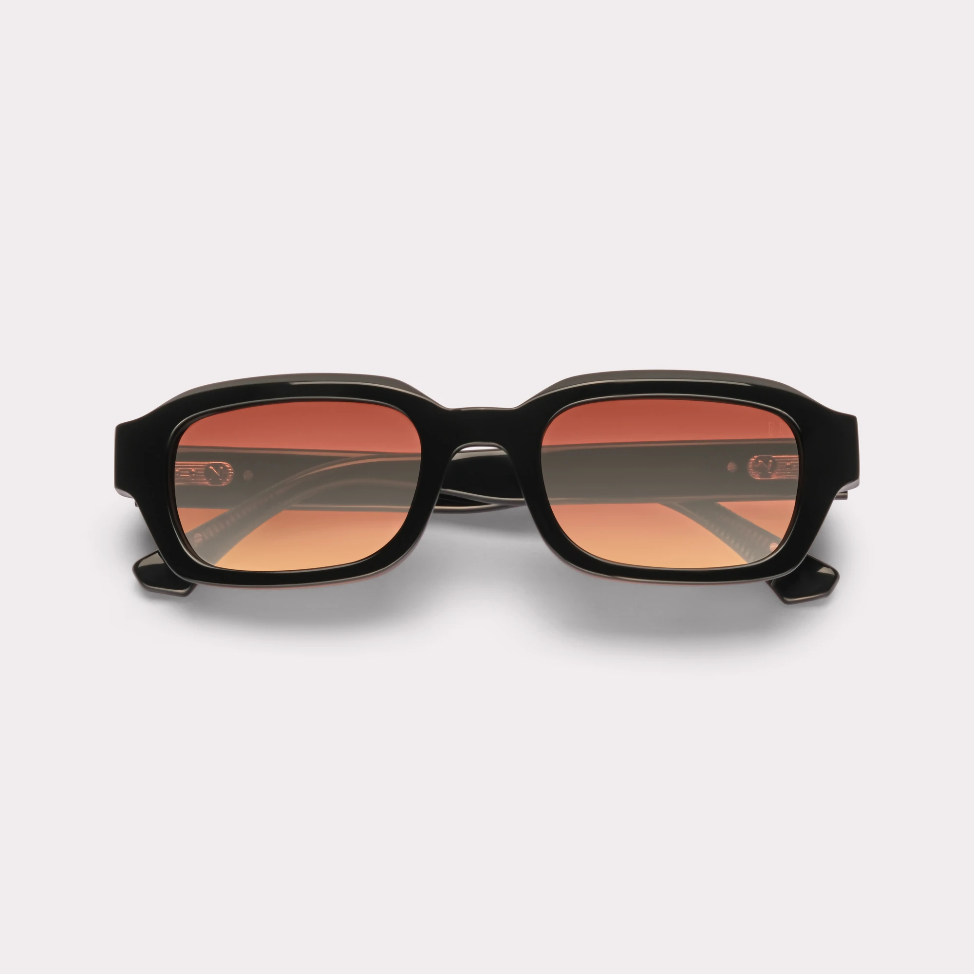 Une paire de Sam Noir Lunettes de soleil repliée