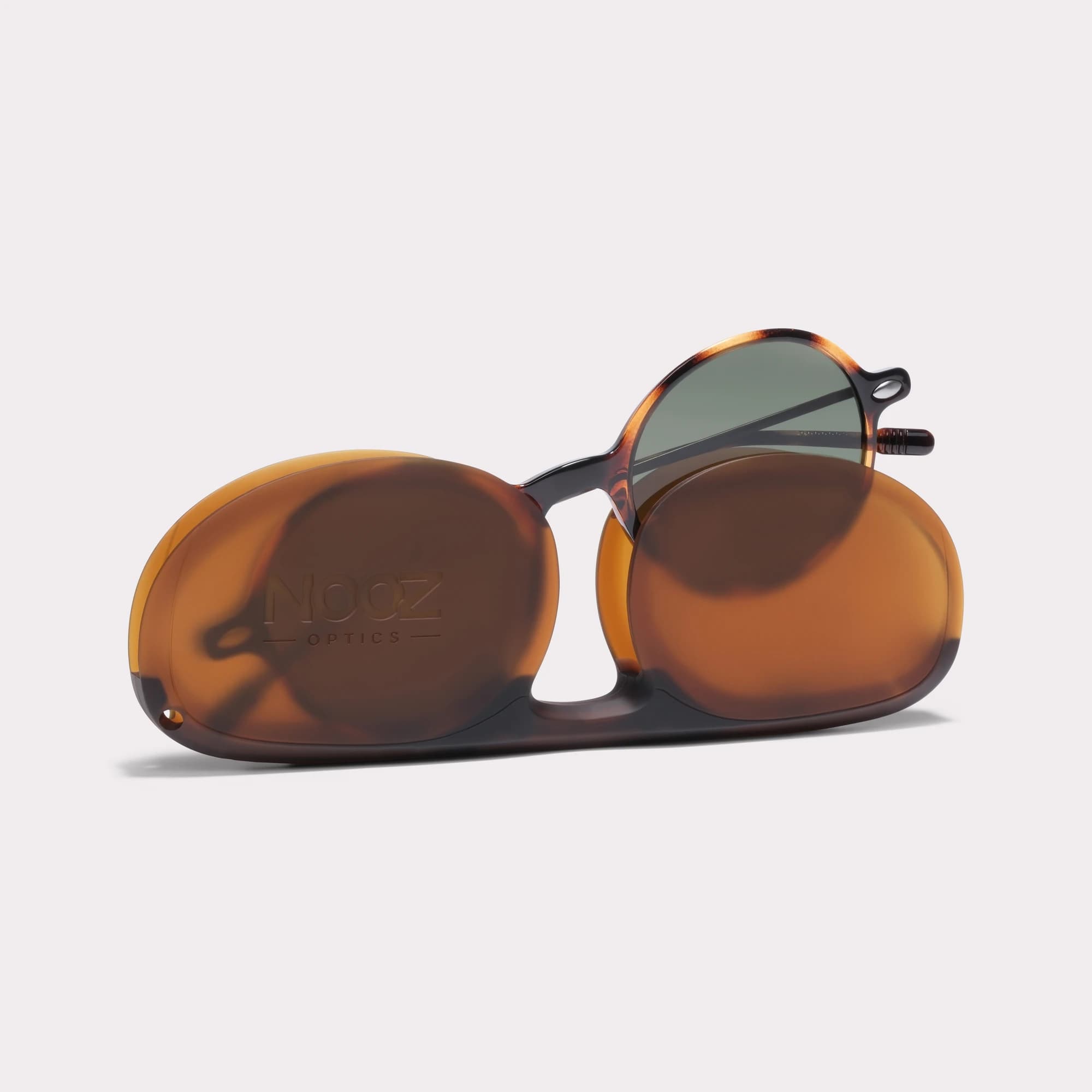 Un par de Milo Tortoise Gafas de sol saliendo de su estuche.