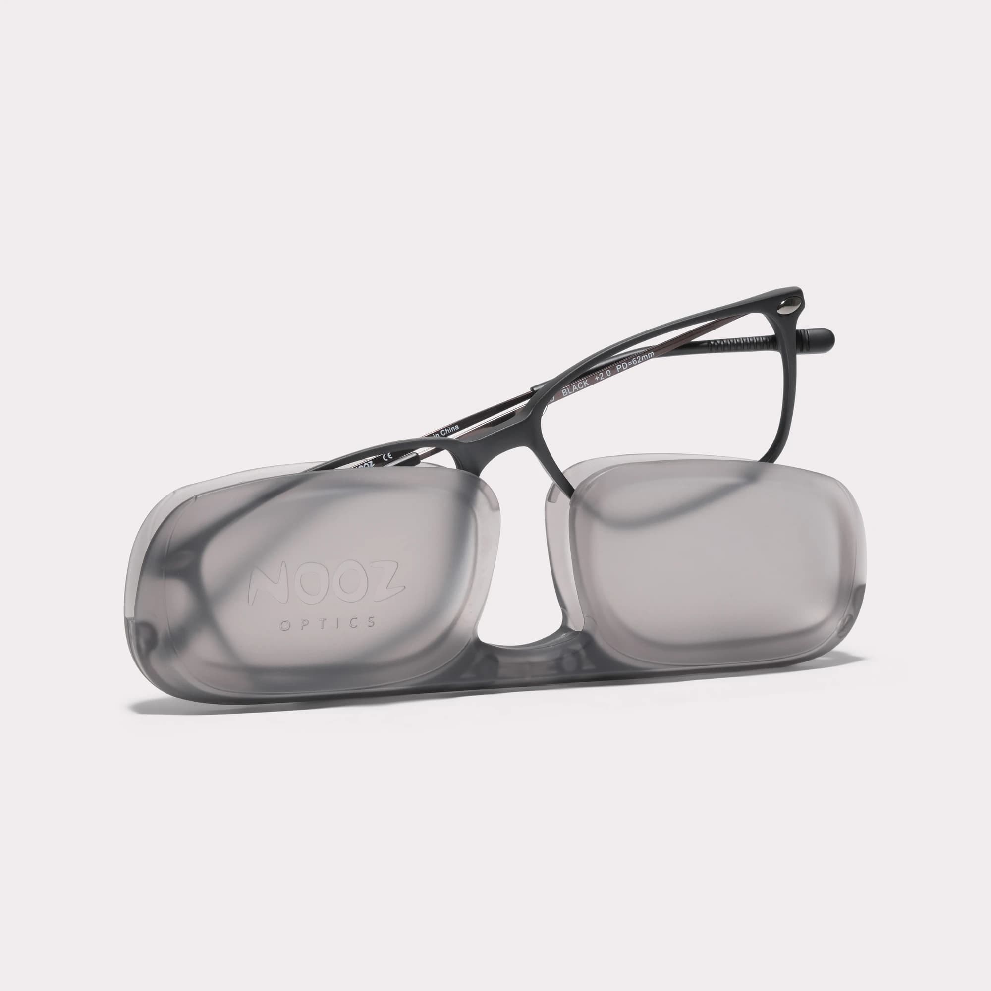 Une paire de Bao Noir Lunettes de lecture anti-lumière bleue sortant de son étui
