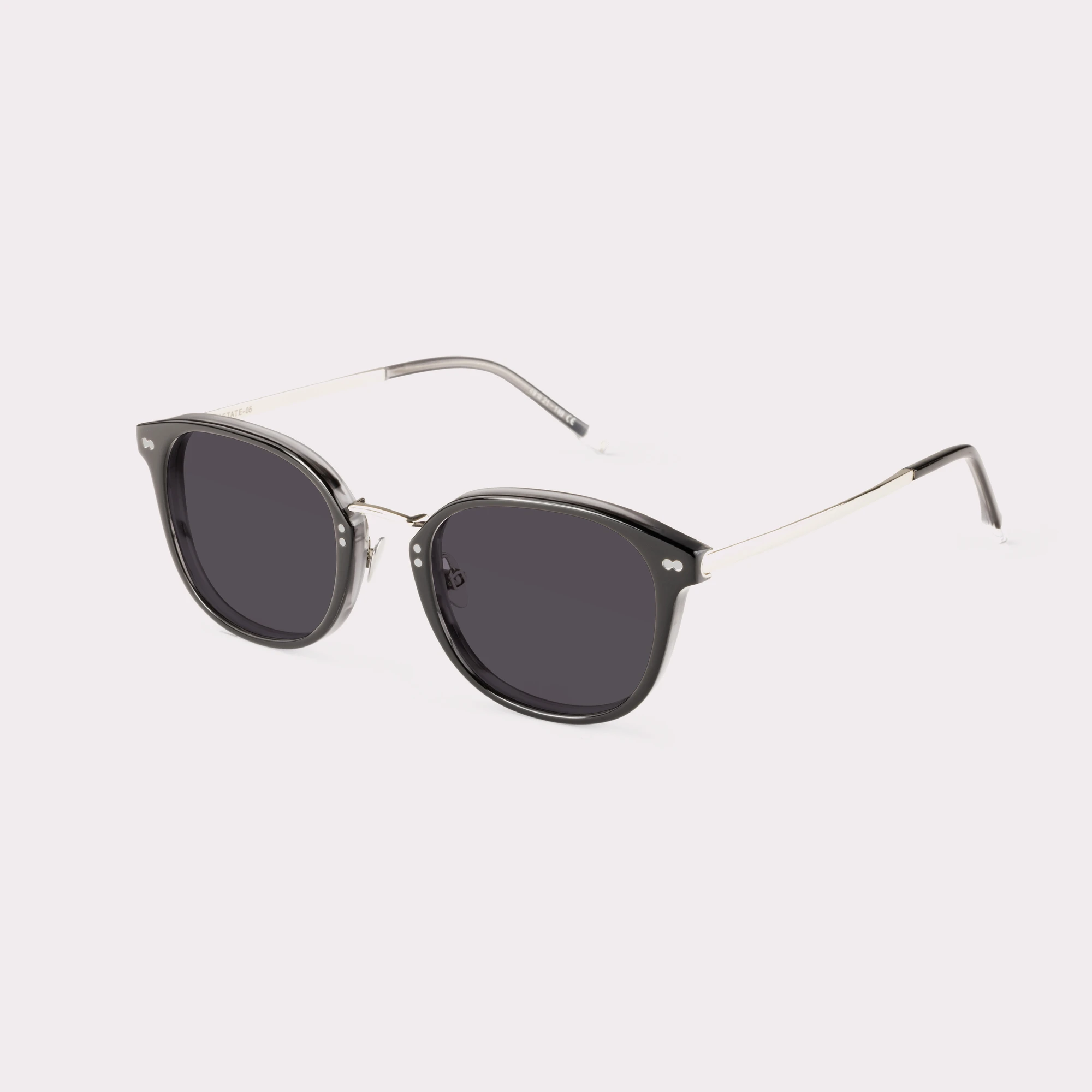 Une paire de Covell Noir Lunettes de soleil vue de côté