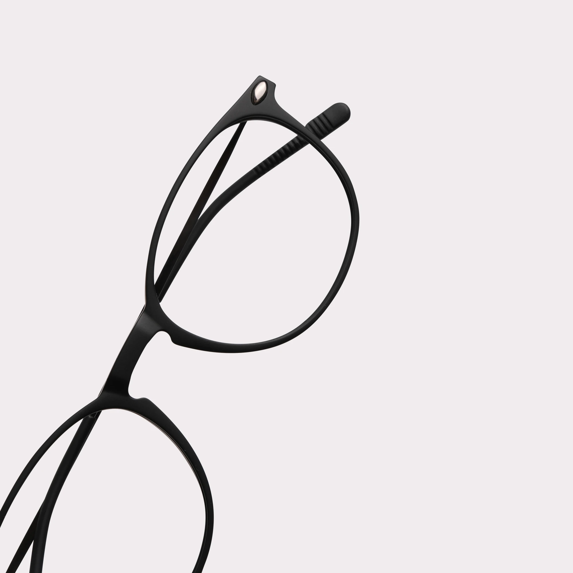 Une paire de Alba Noir Lunettes de lecture anti-lumière bleue en vue macro