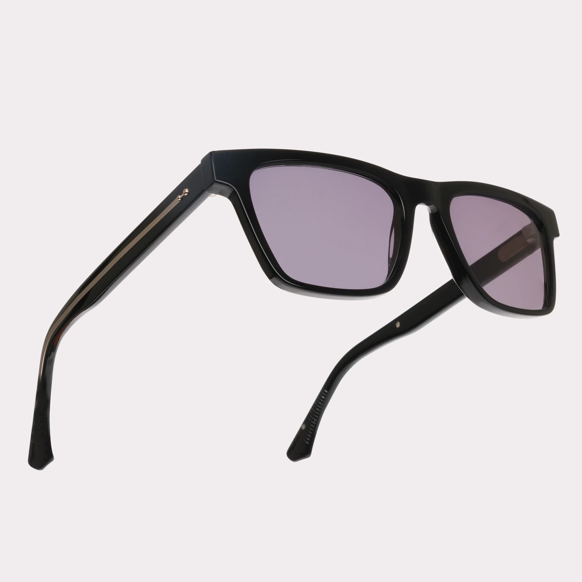 Une paire de Davis Noir Lunettes de soleil en vue macro