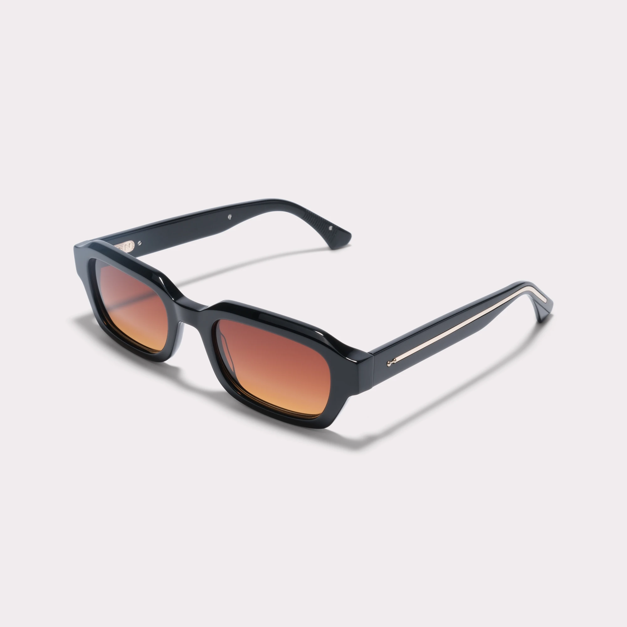Une paire de Sam Noir Lunettes de soleil vue de côté