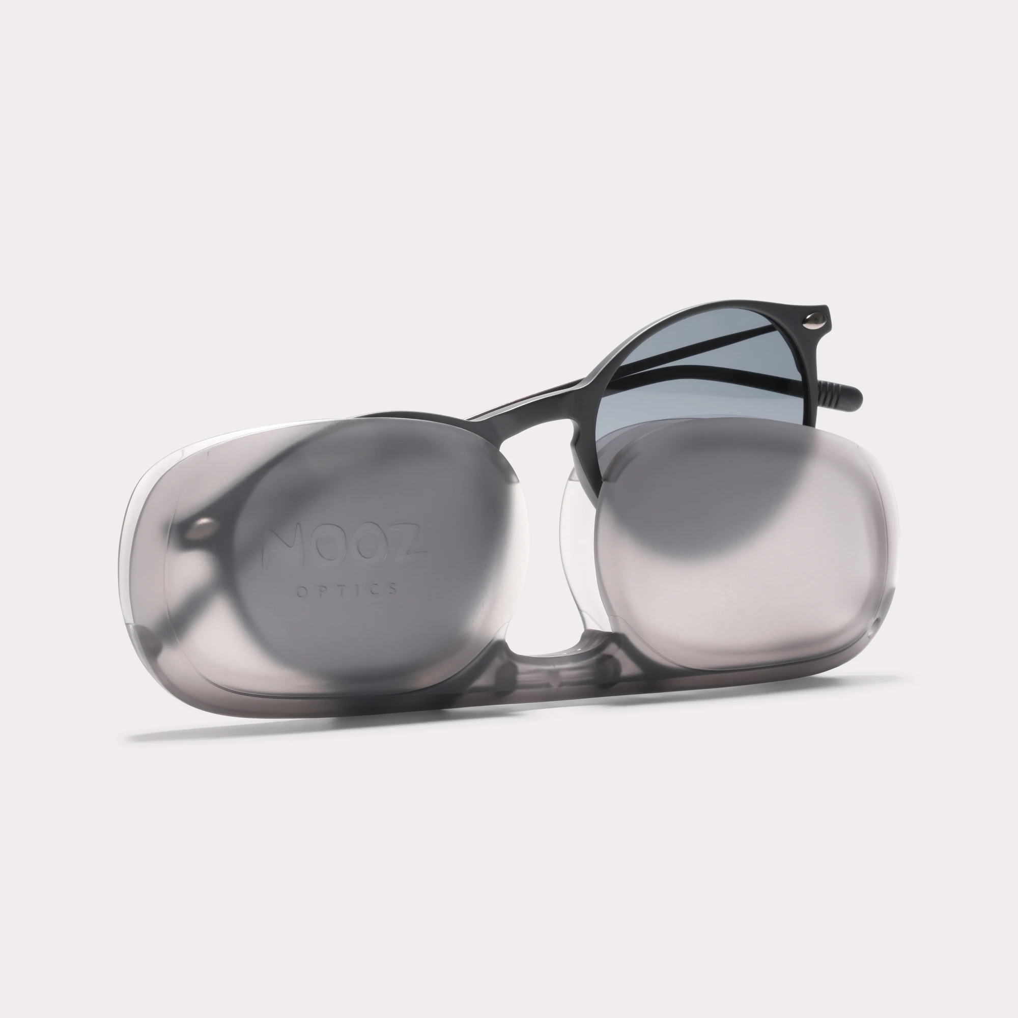 Un par de Cruz Negro Gafas de lectura solares saliendo de su estuche.