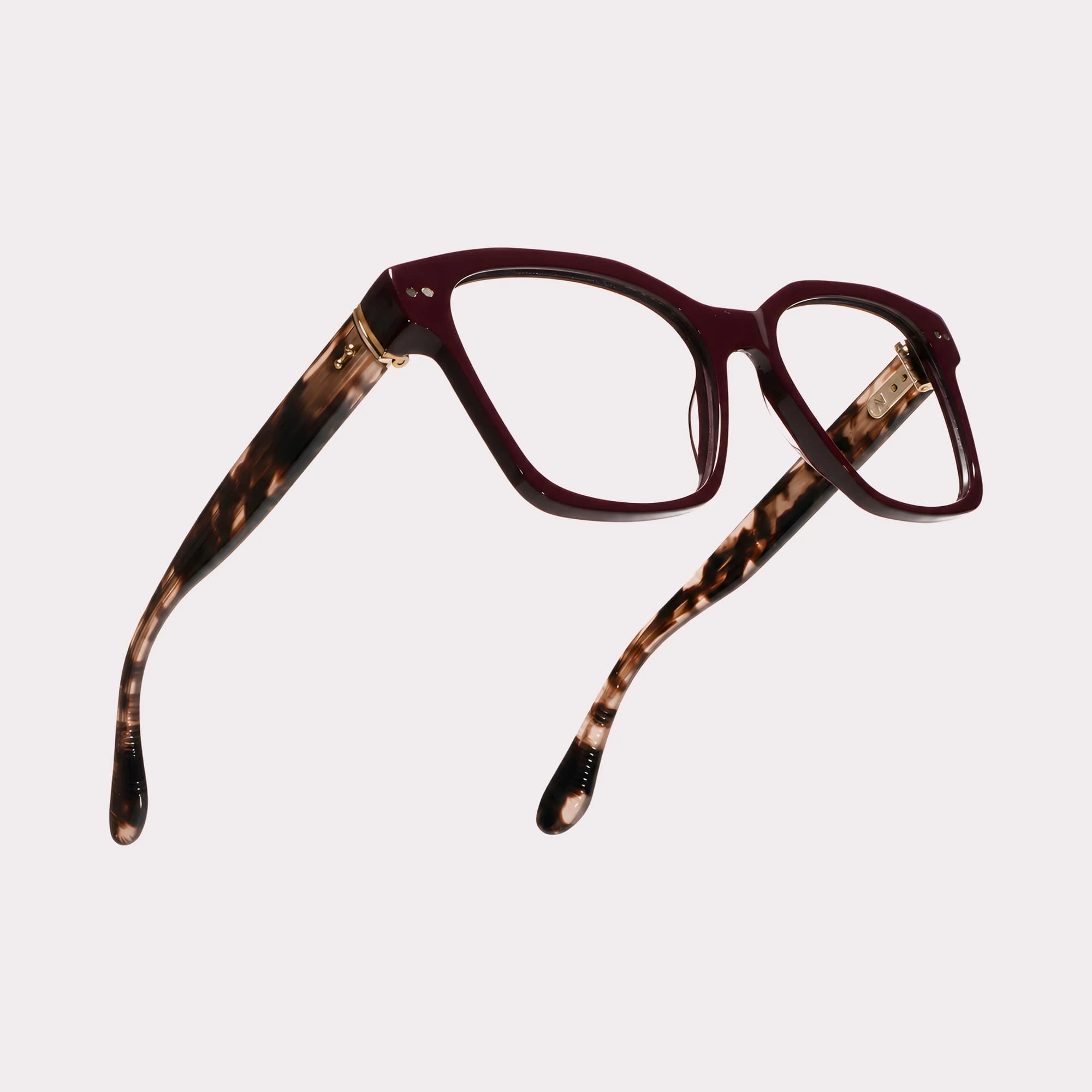 Un par de Lea Burgundy Tortoise Gafas graduadas en vista macro