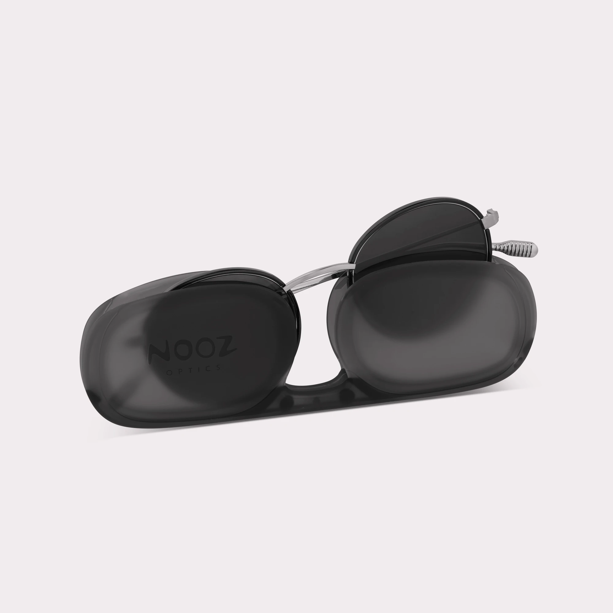 Une paire de Ela Noir Lunettes de soleil sortant de son étui