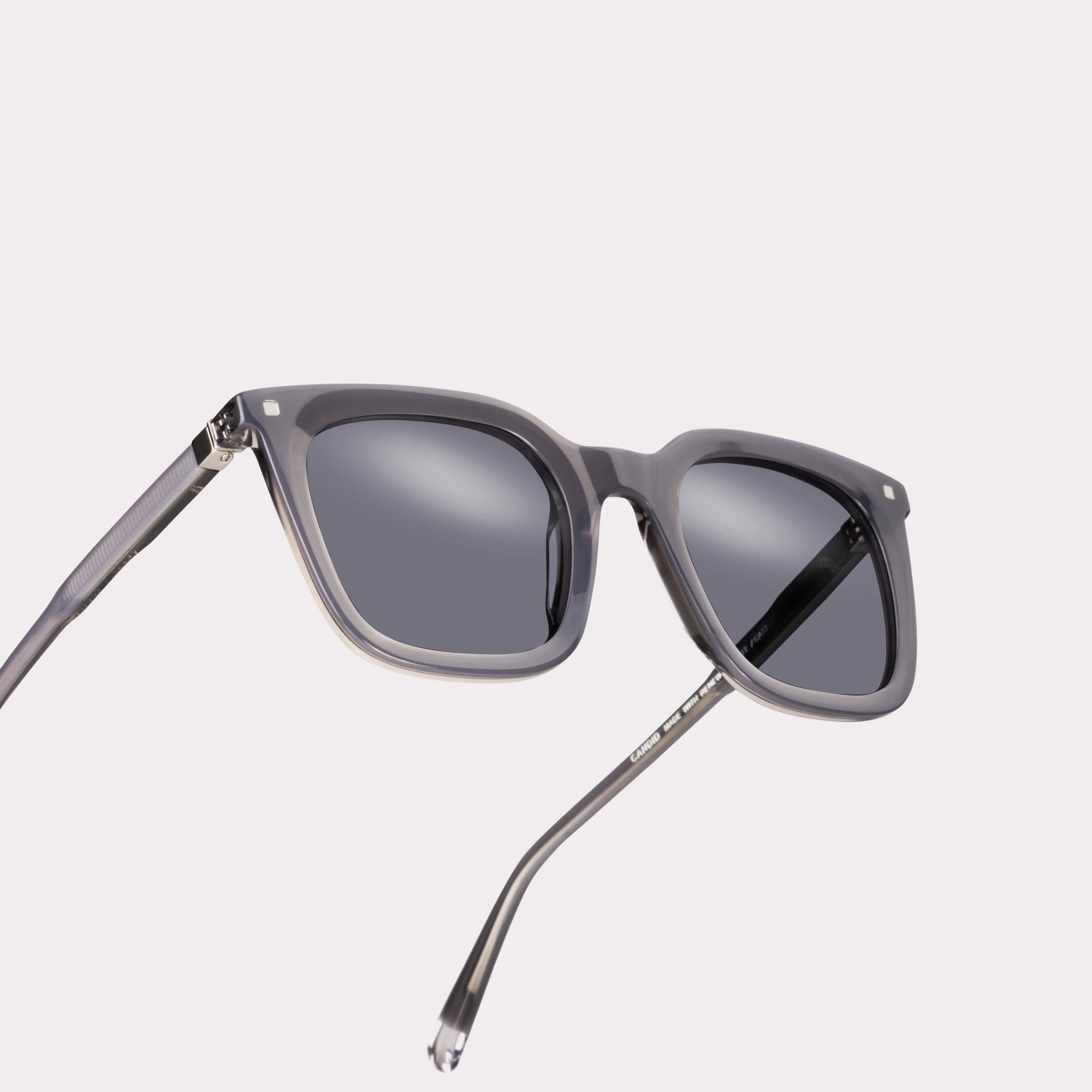 Une paire de Candid Gris clair Lunettes de soleil en vue macro