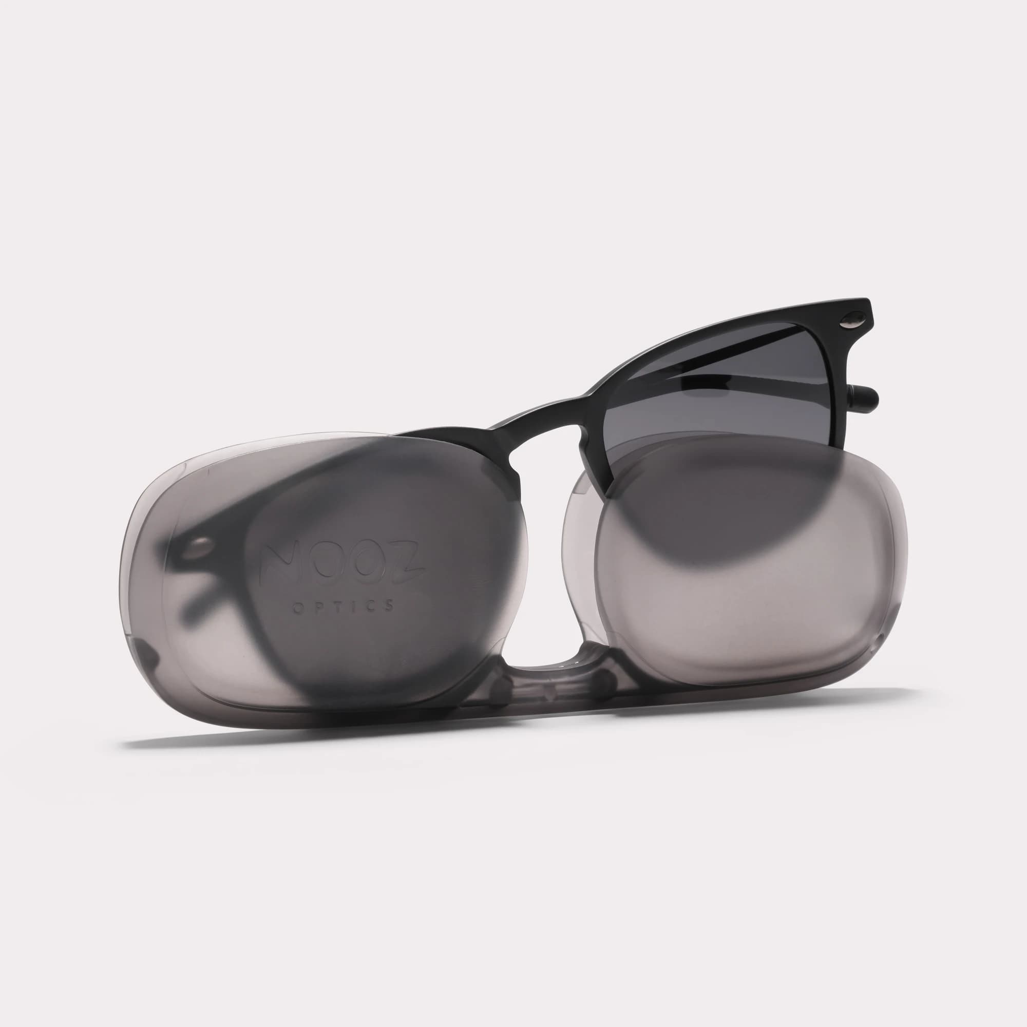 Une paire de Doni Noir Lunettes de soleil bifocales sortant de son étui