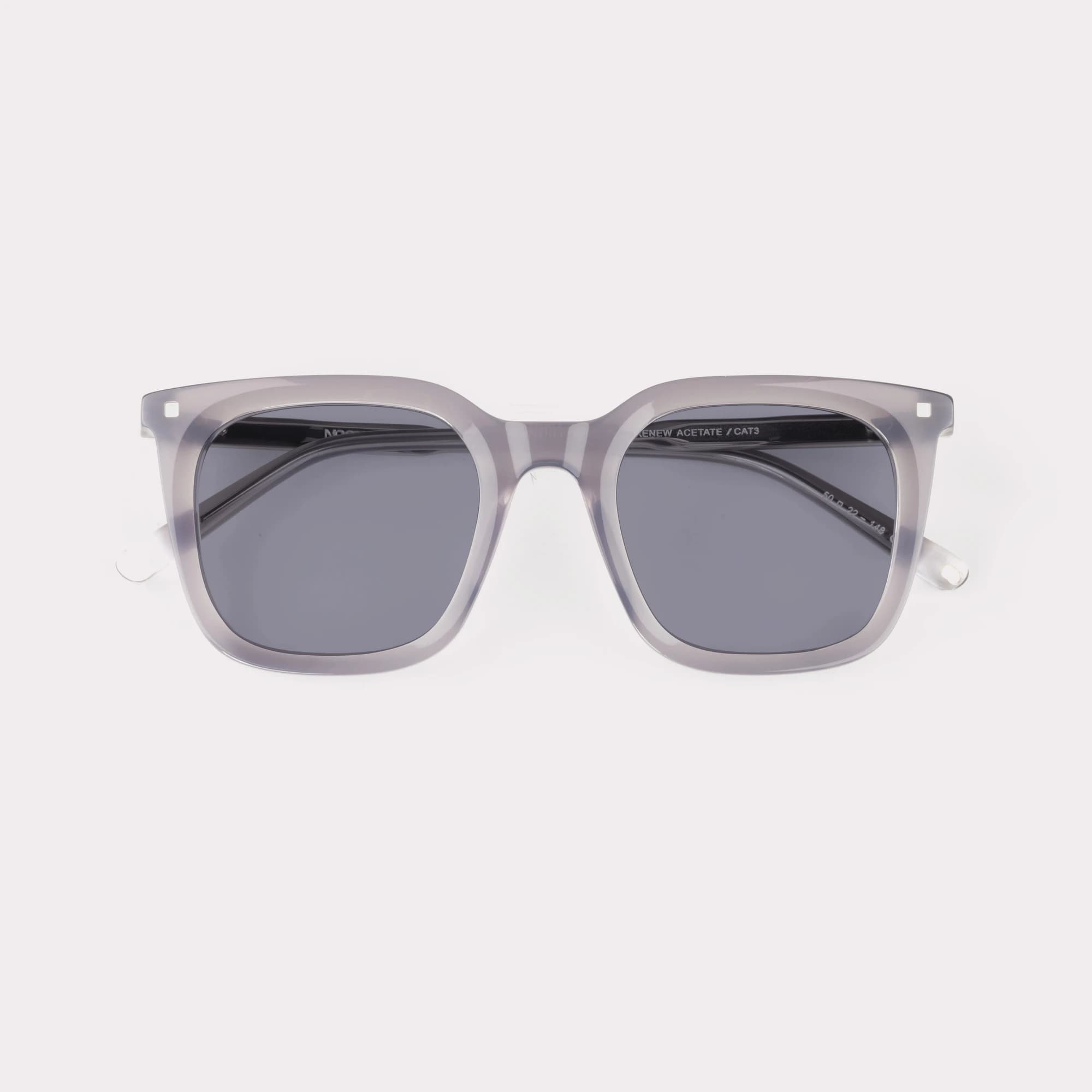 Une paire de Candid Gris clair Lunettes de soleil repliée