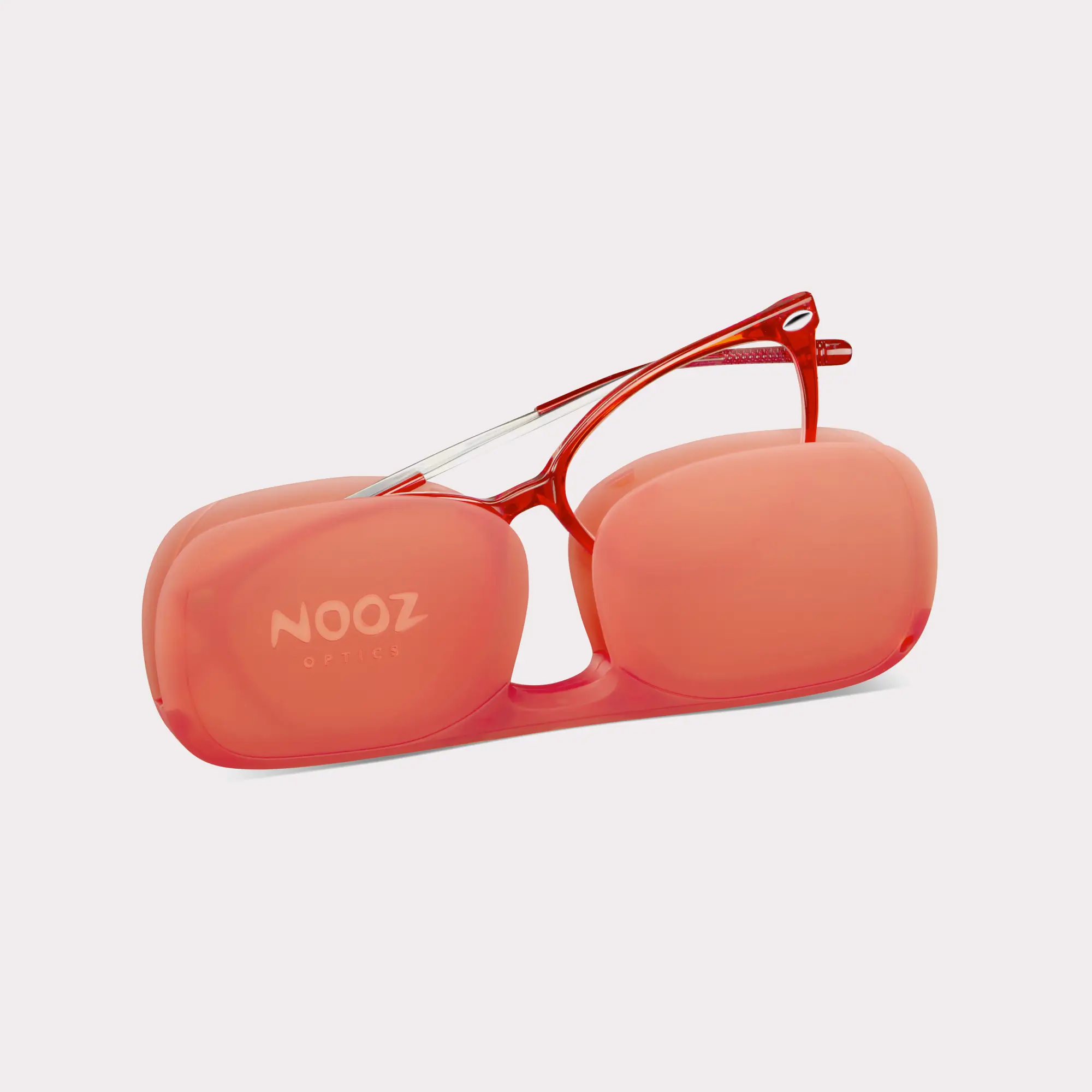 Une paire de Ivy Rubis Lunettes de lecture sortant de son étui