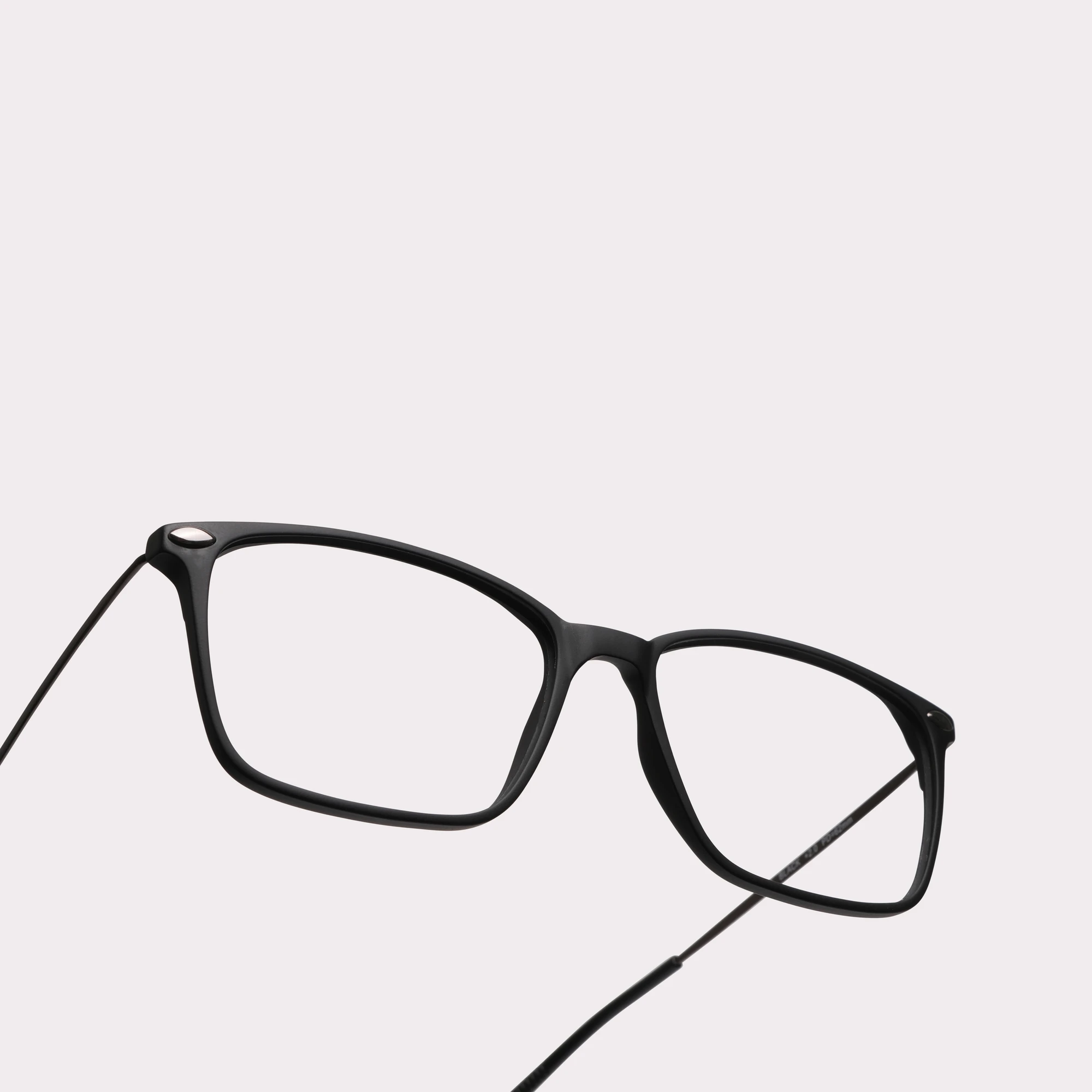 Une paire de Bao Noir Lunettes de lecture en vue macro