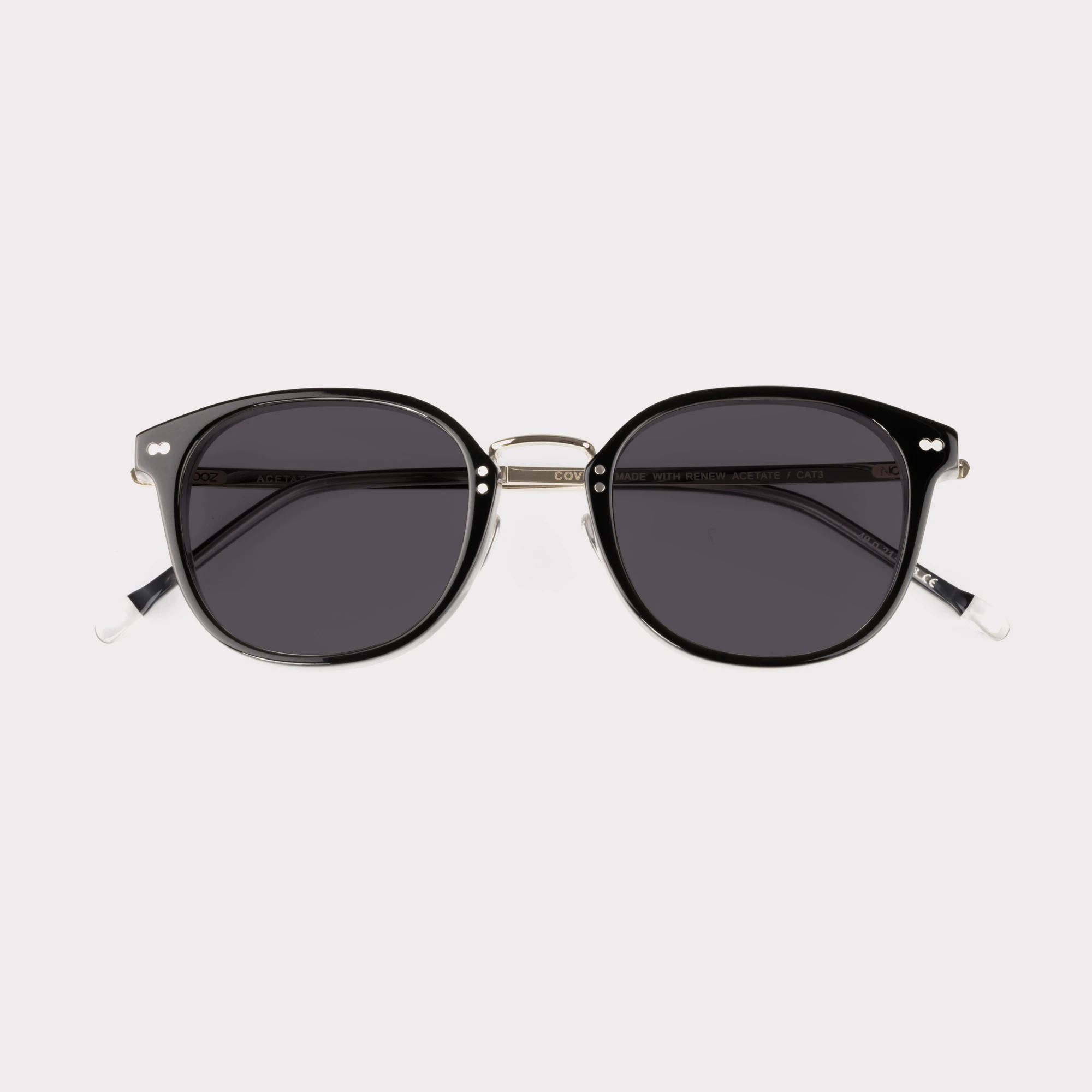 Une paire de Covell Noir Lunettes de soleil repliée