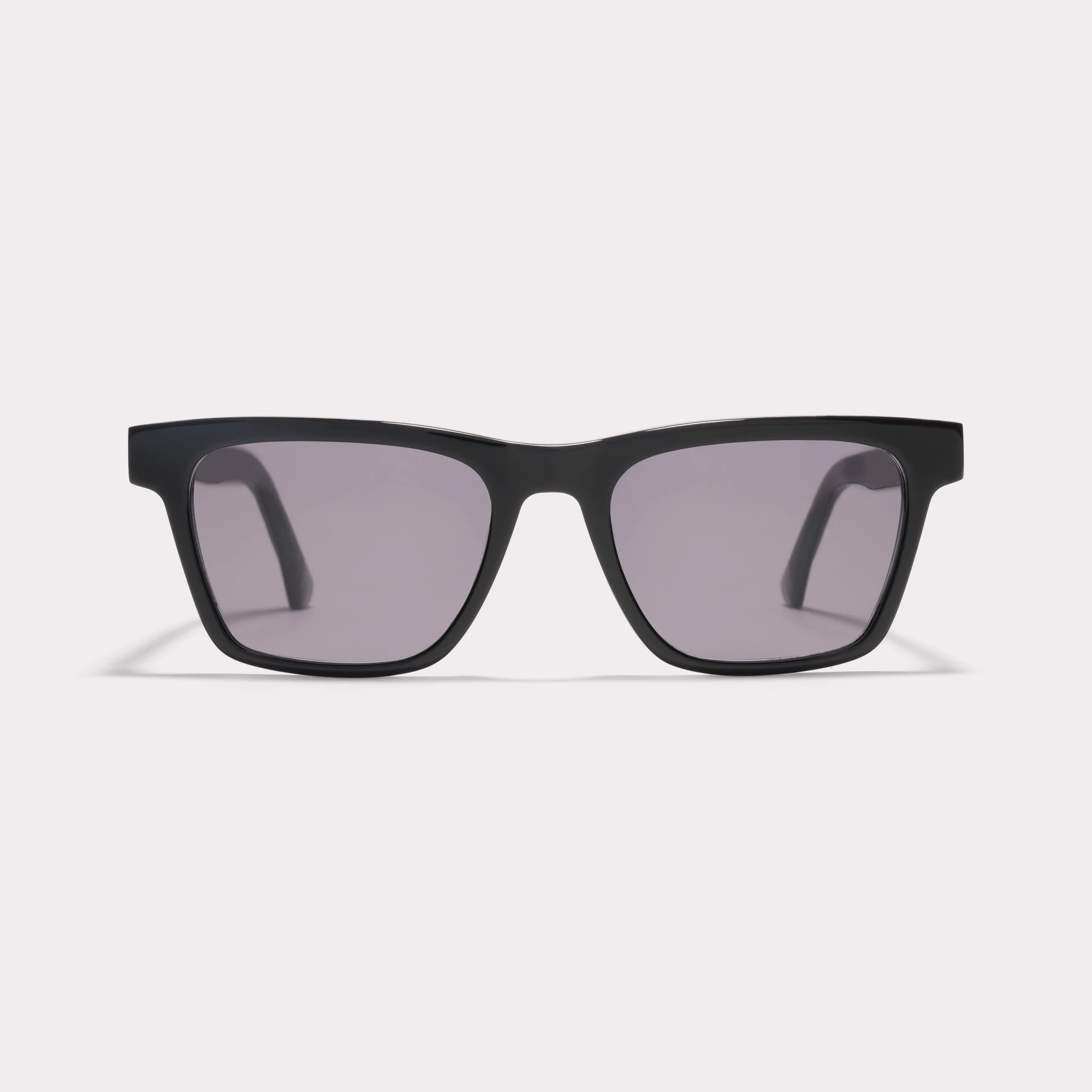 Une paire de Davis Noir Lunettes de soleil vue de face