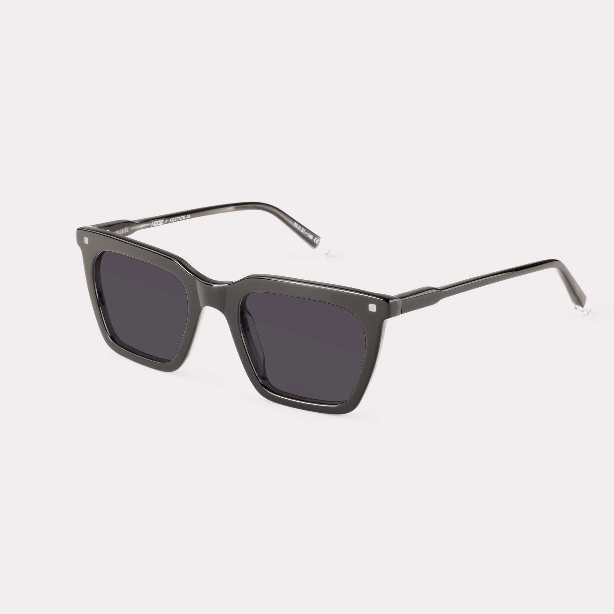 Une paire de Carter Noir Lunettes de soleil vue de côté