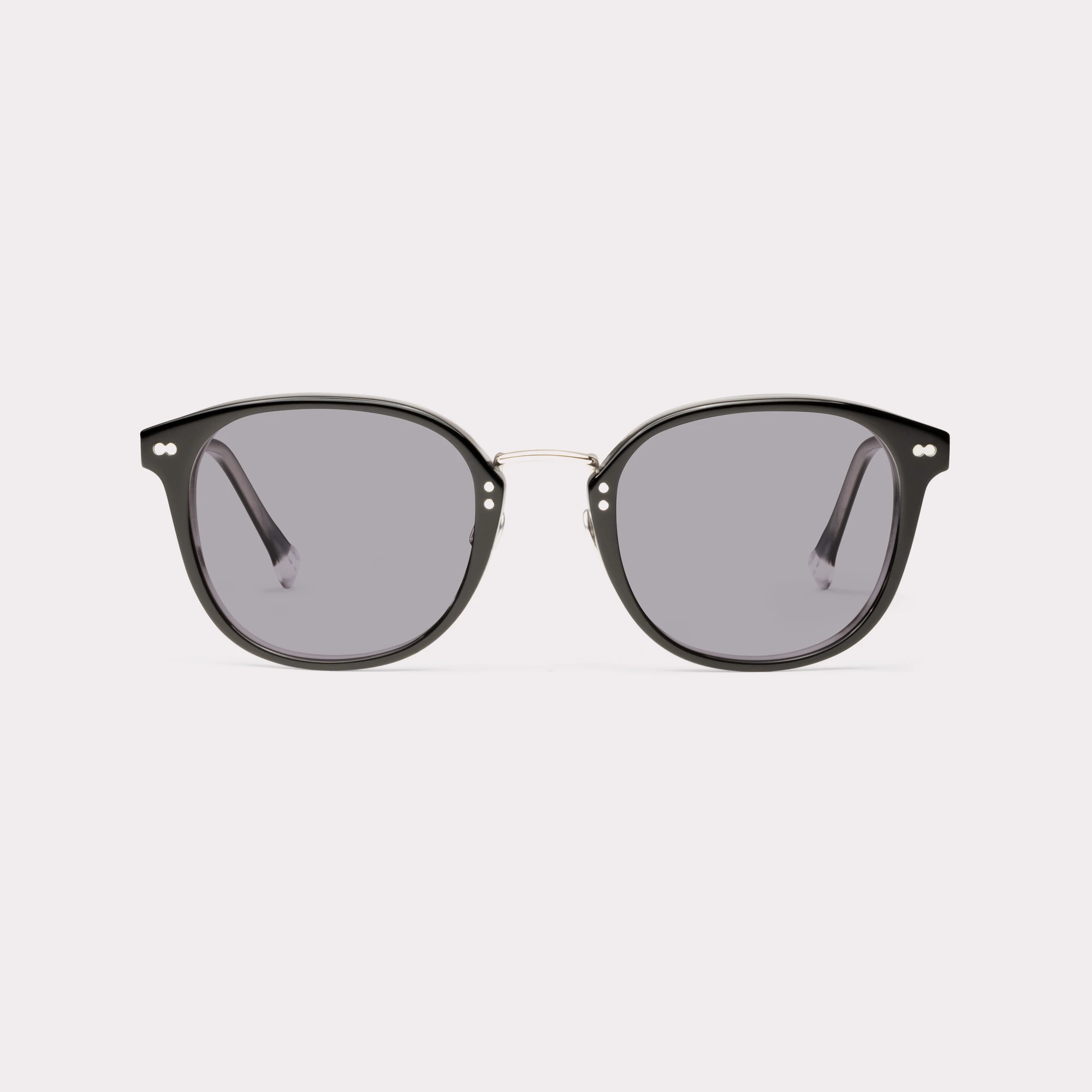 Une paire de Covell Noir Lunettes de soleil vue de face