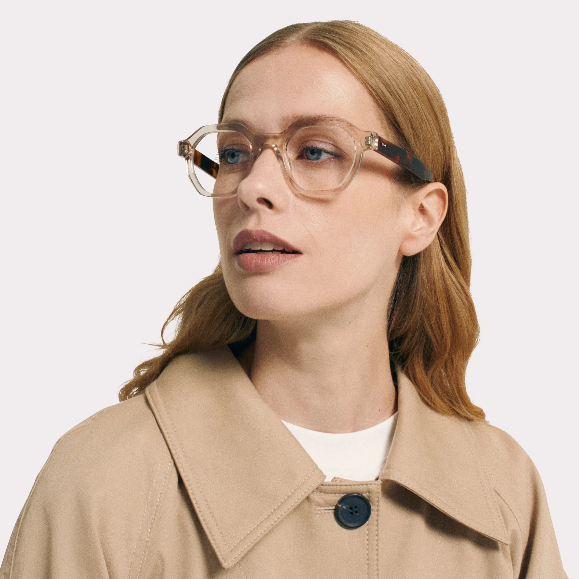 Um par de Miller Champagne tortoise Óculos de leitura multi-distância™ de luz azul