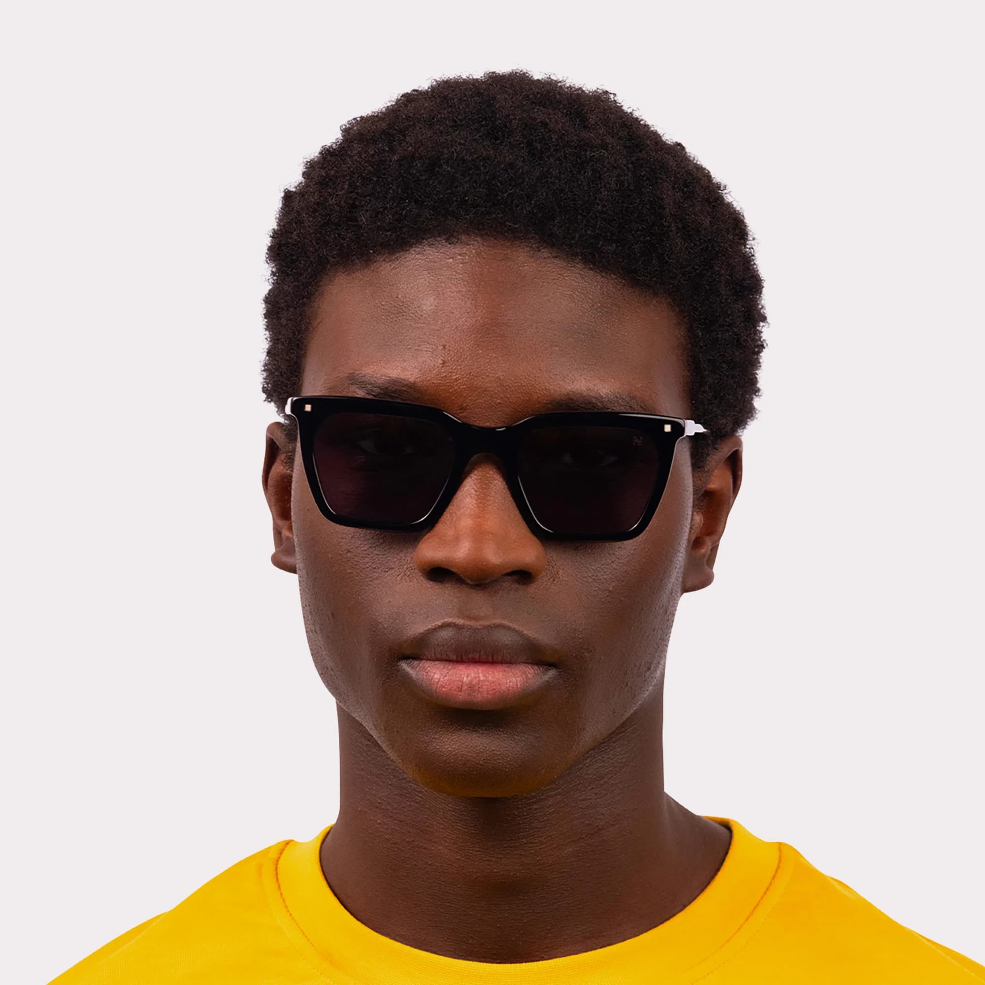 Une paire de Carter Noir Lunettes de soleil