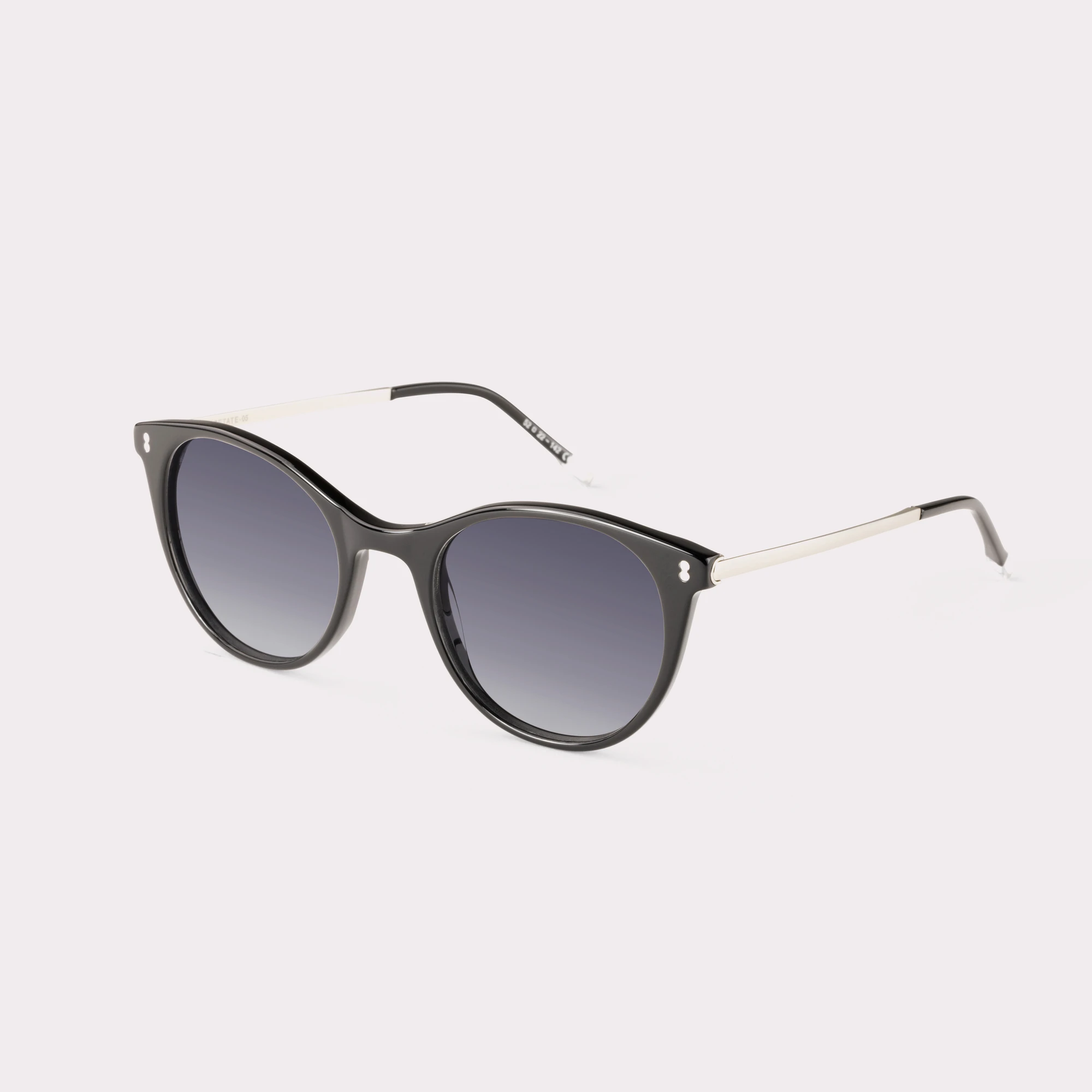 Une paire de Berry Noir Lunettes de soleil vue de côté
