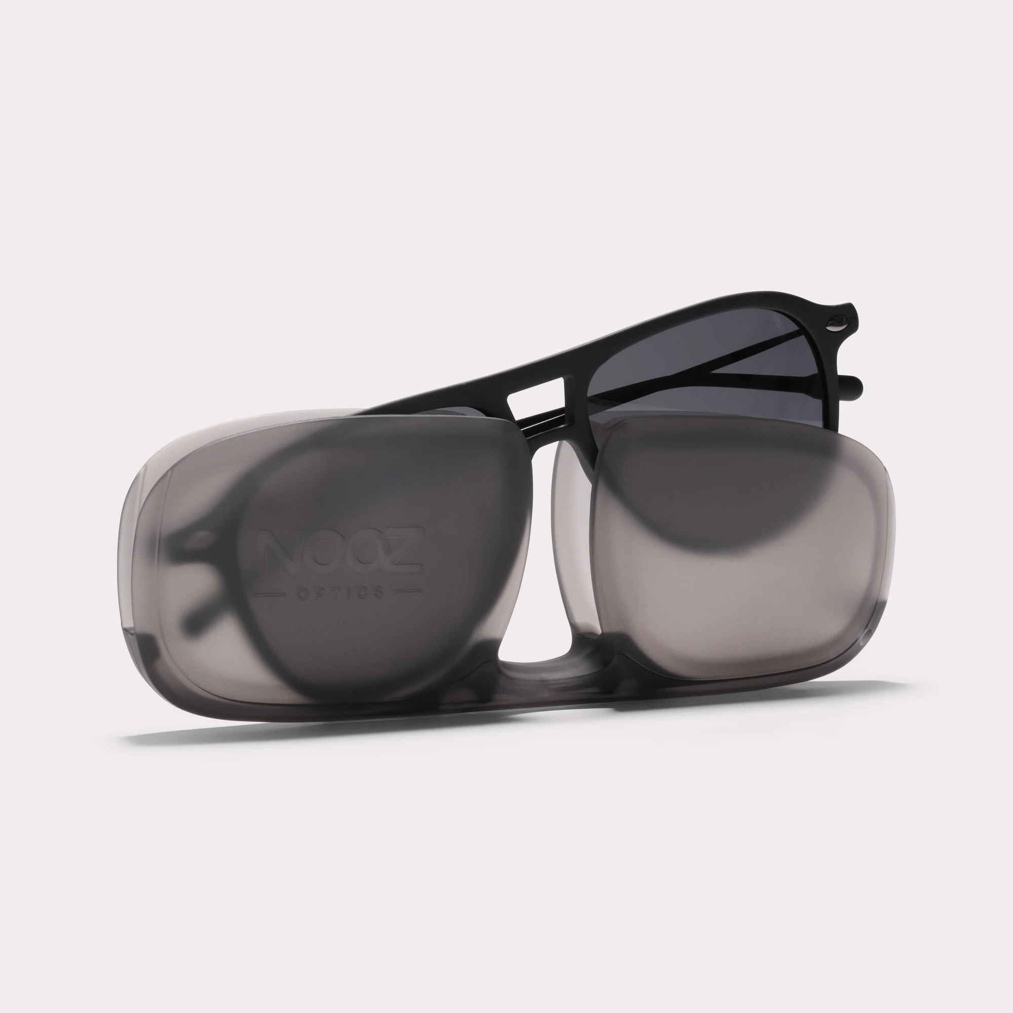 Une paire de Fly Noir Lunettes de soleil sortant de son étui