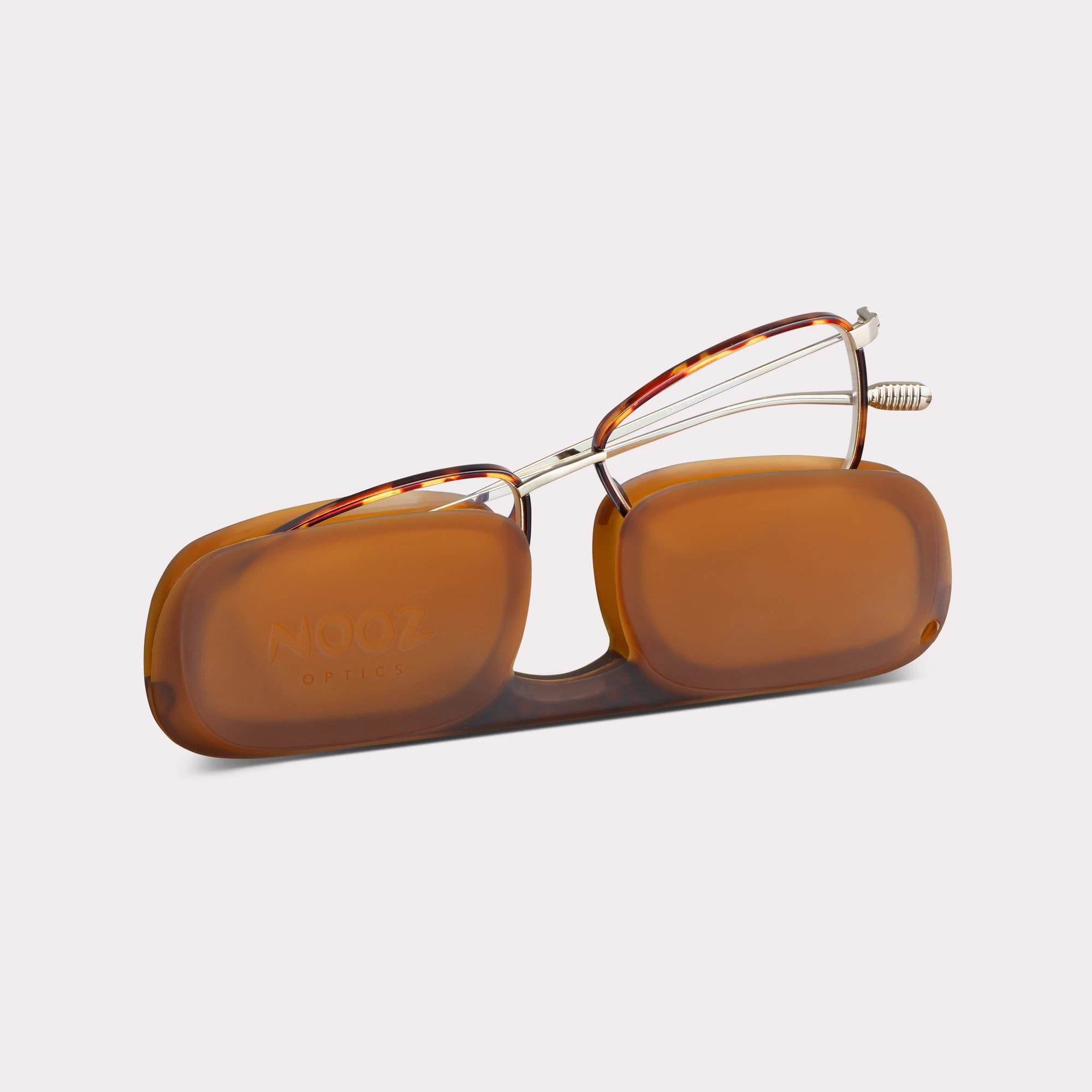 Une paire de Faro Tortoise Lunettes de lecture anti-lumière bleue sortant de son étui