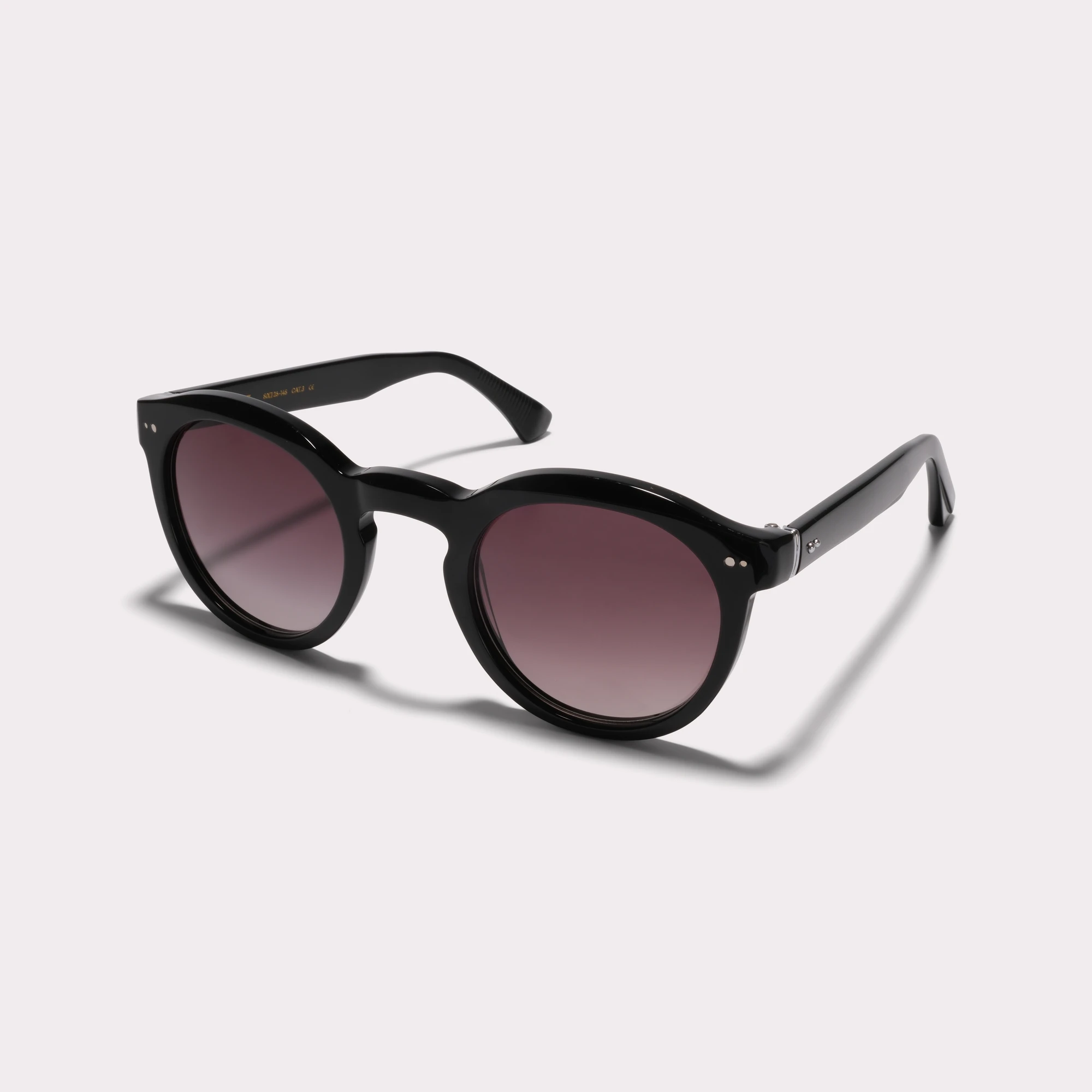 Une paire de Robb Noir Lunettes de soleil vue de côté