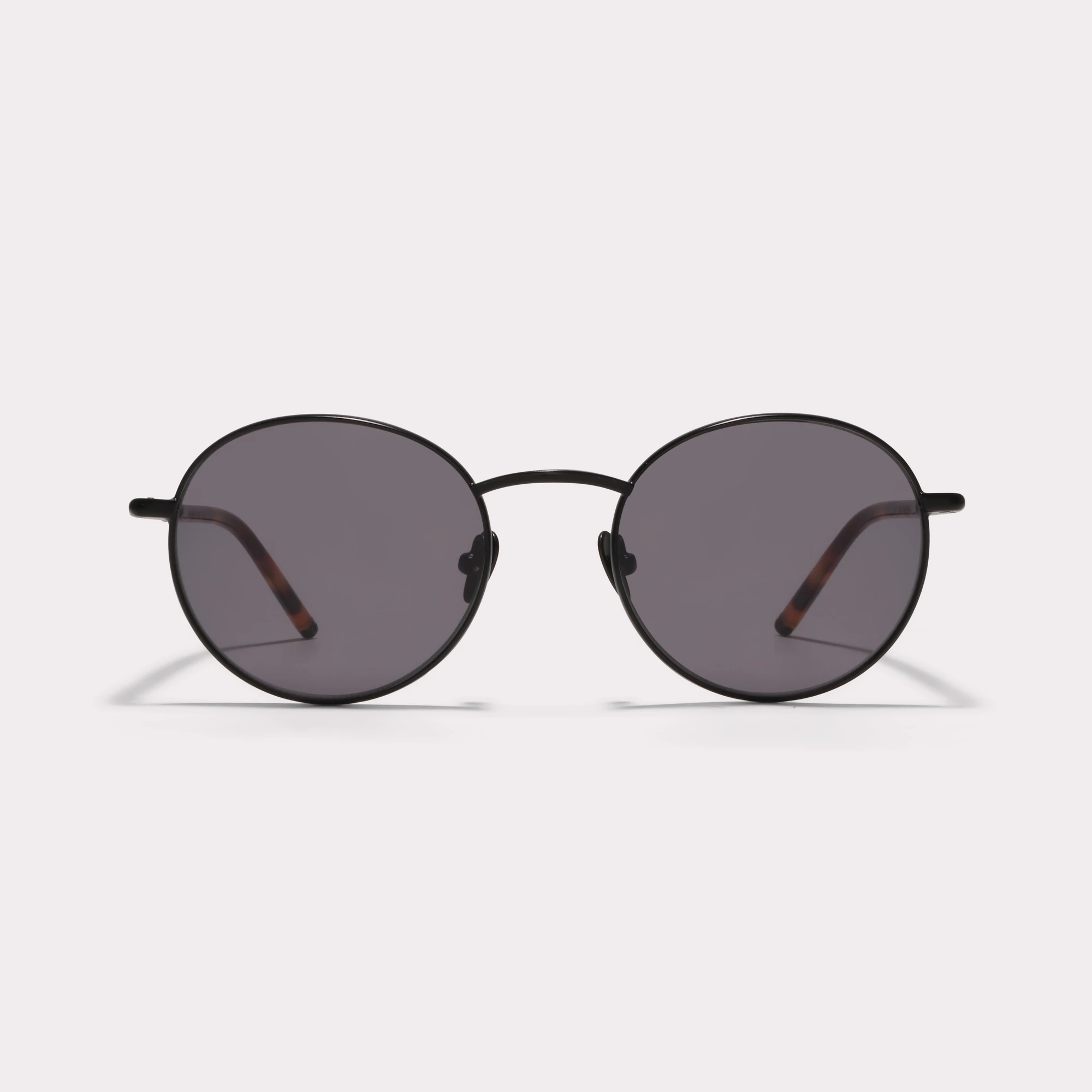Une paire de Ted Noir Lunettes de soleil vue de face