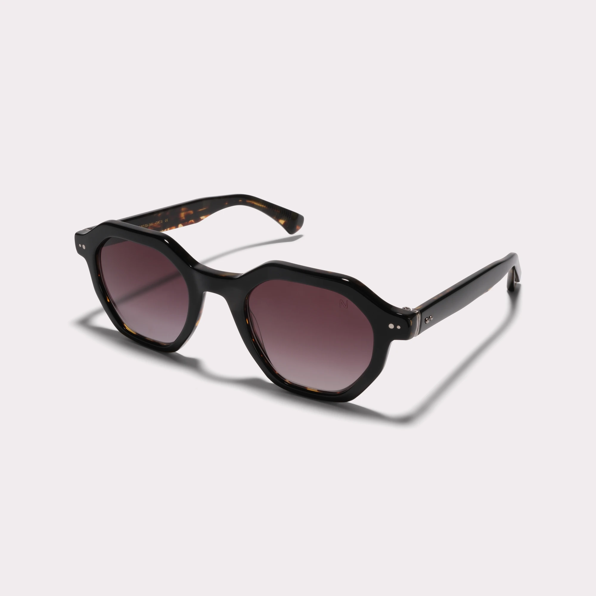 Une paire de Milton Noir Lunettes de soleil vue de côté