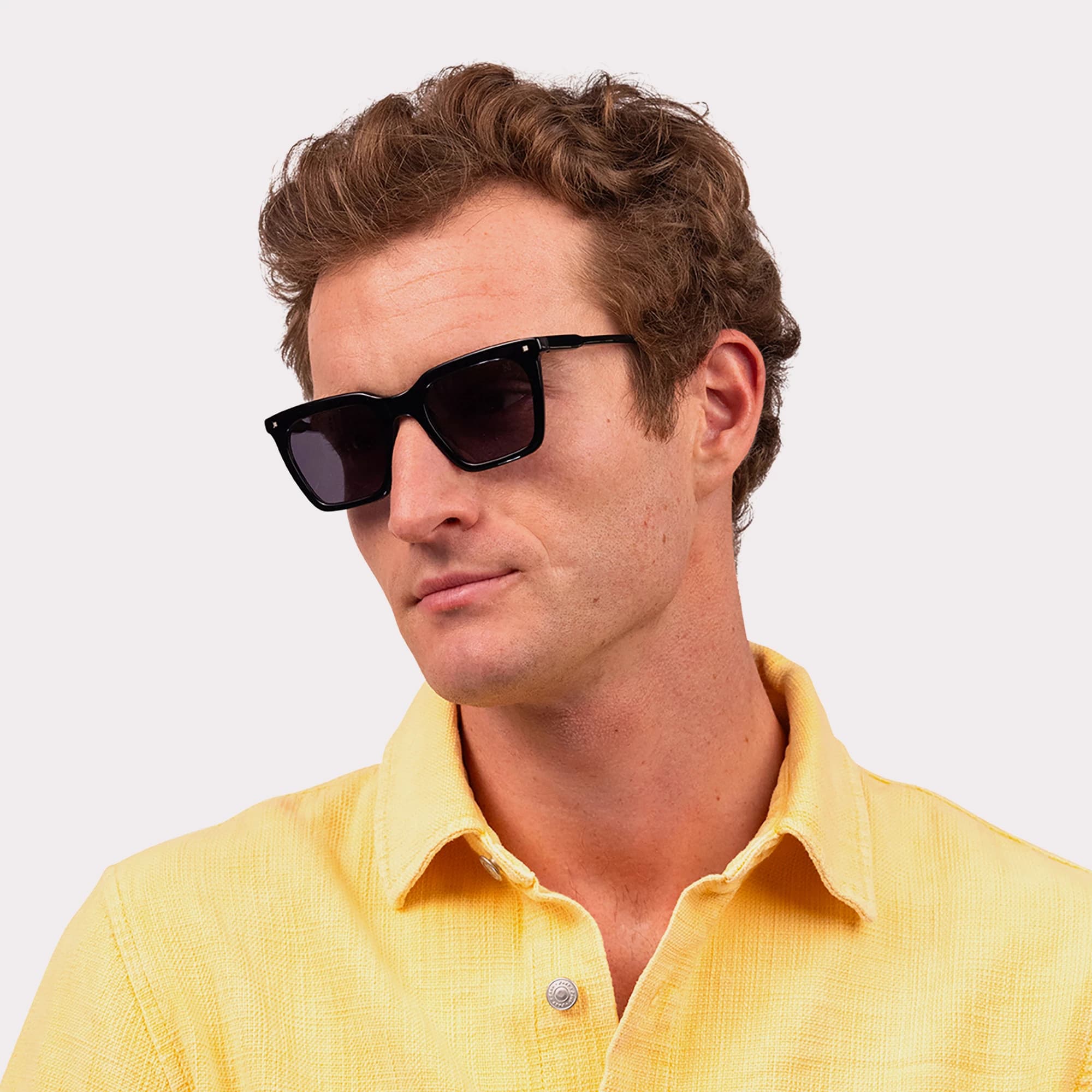 Une paire de Carter Noir Lunettes de soleil
