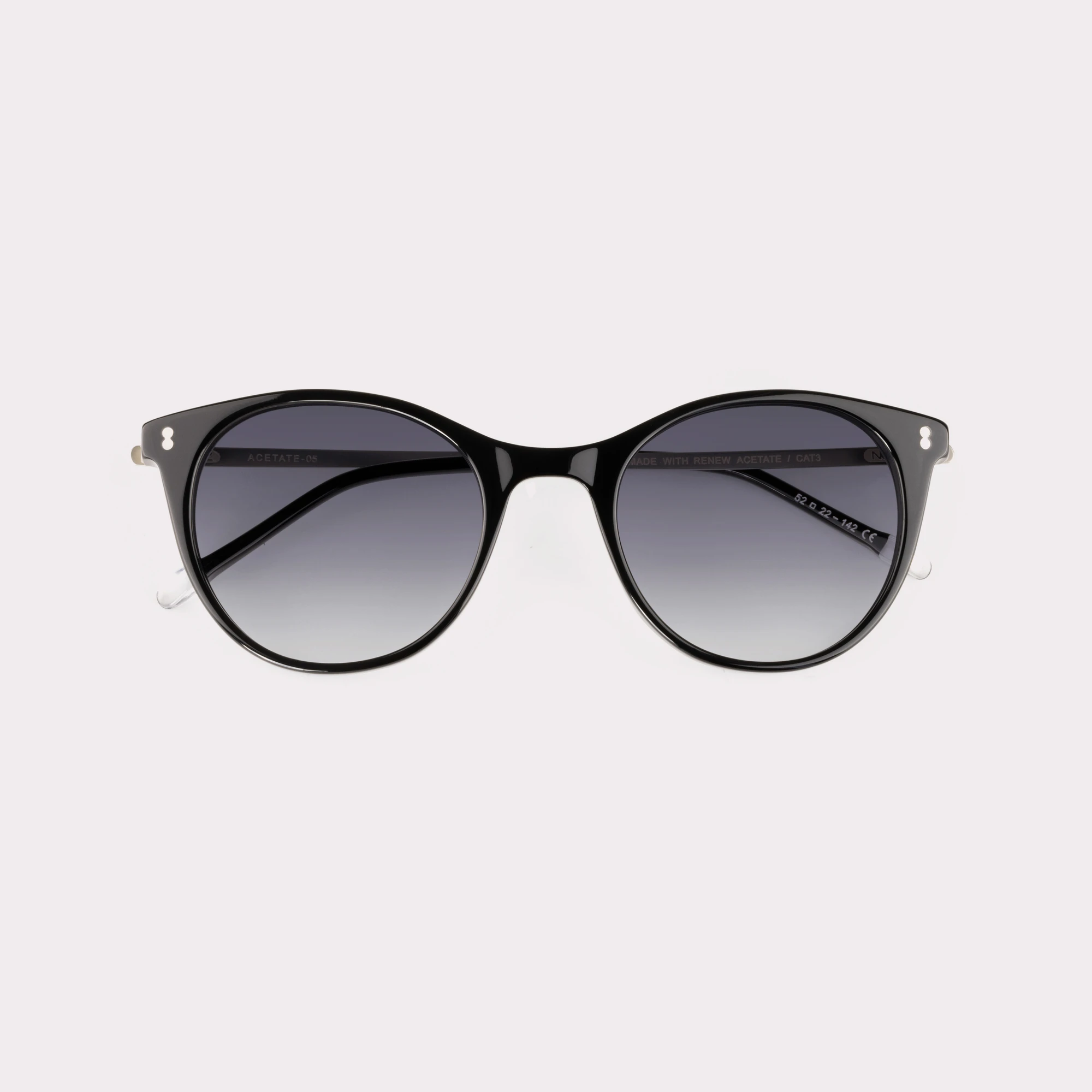 Une paire de Berry Noir Lunettes de soleil repliée