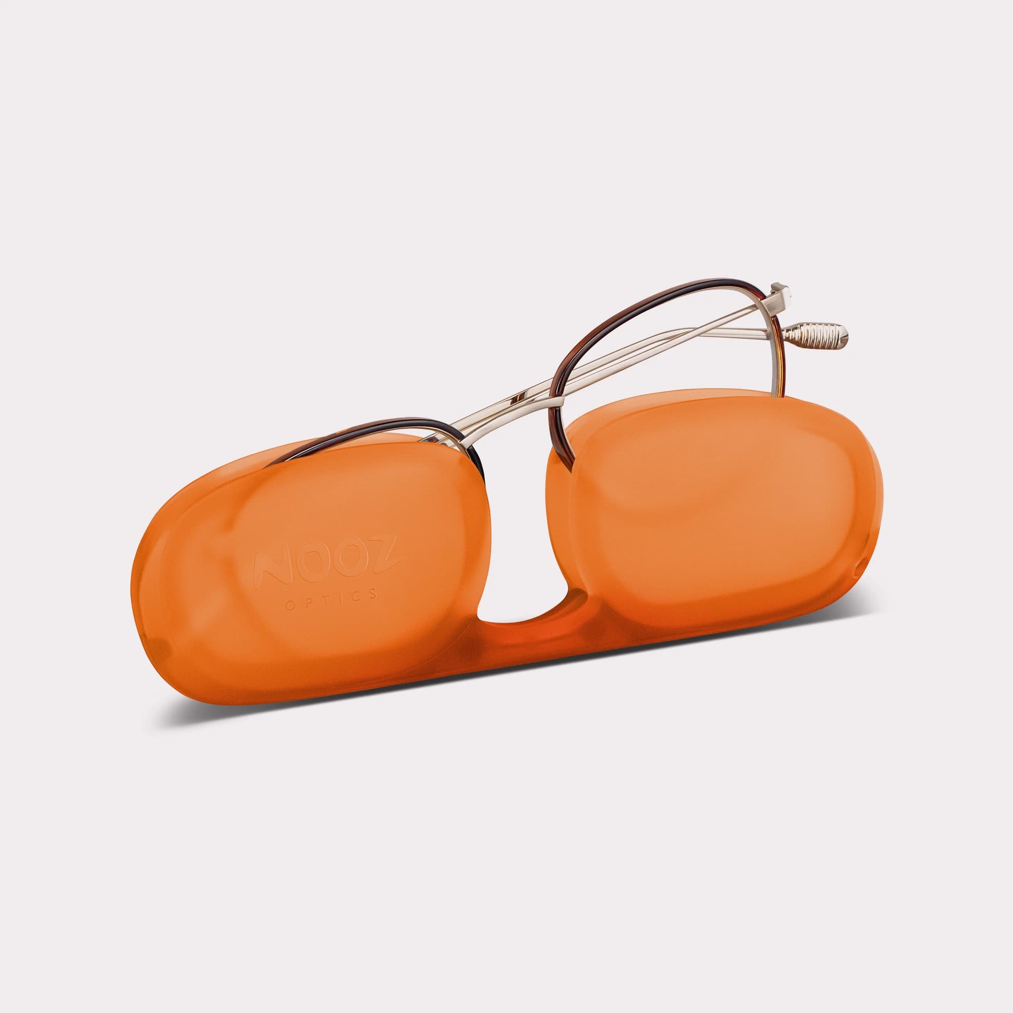 Une paire de Gali Brown-bronze Lunettes de lecture sortant de son étui