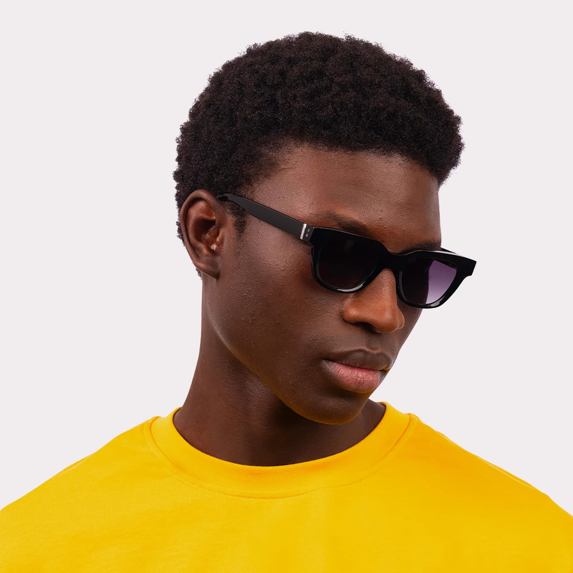 Une paire de Eli Noir Lunettes de soleil