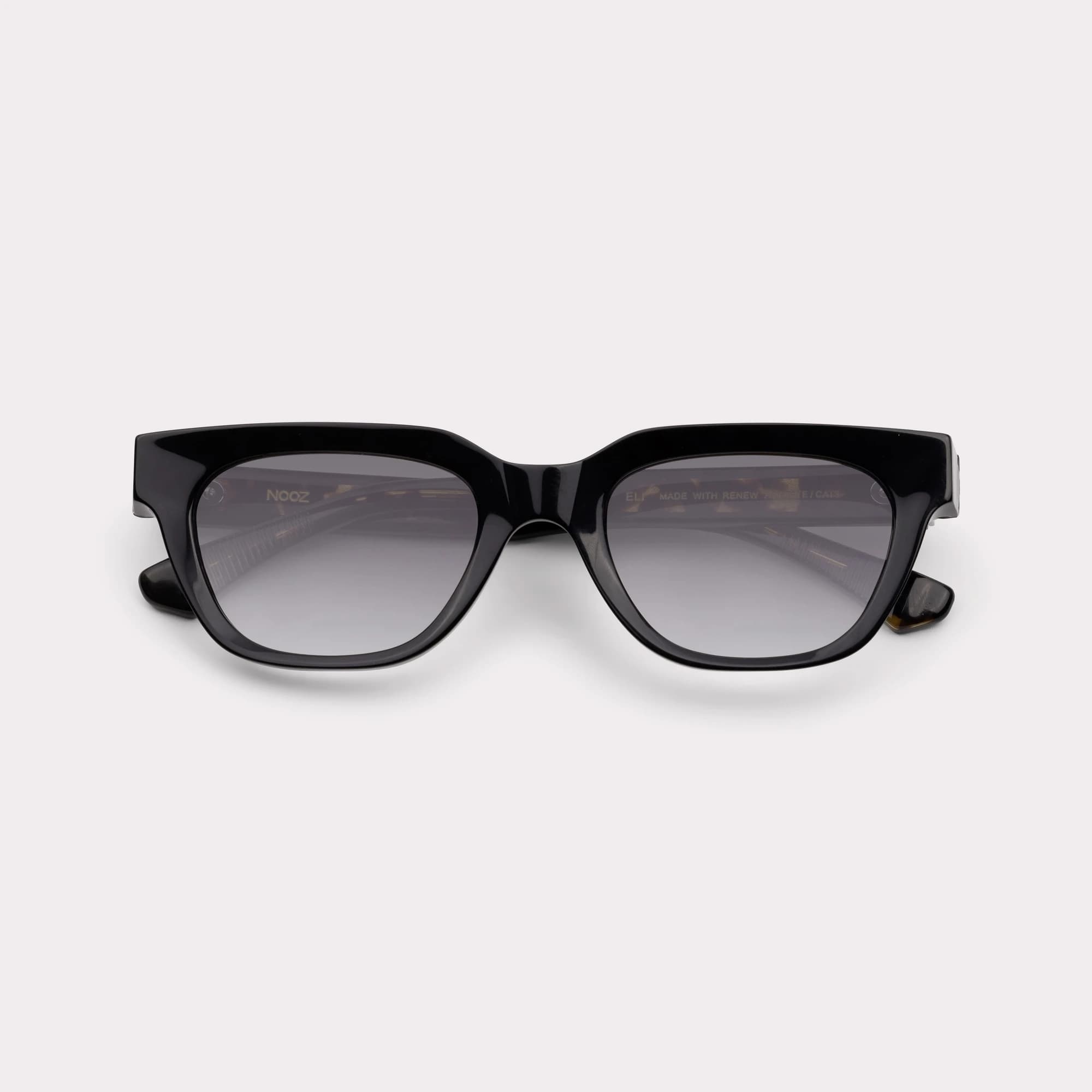 Une paire de Eli Noir Lunettes de soleil repliée