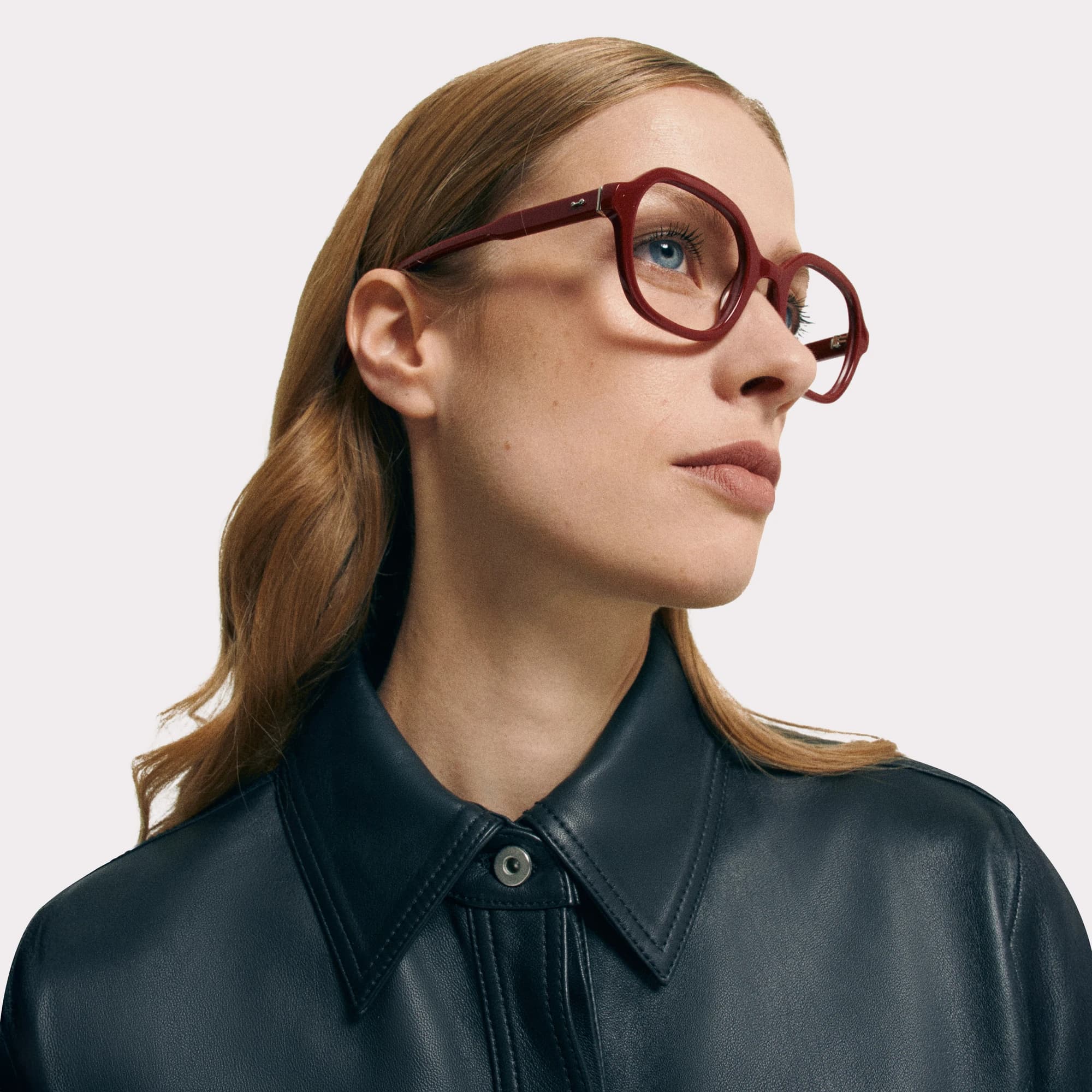 Ein Paar Lana Burgundy Multidistanz™-Lesebrille mit Blaulichtfilter