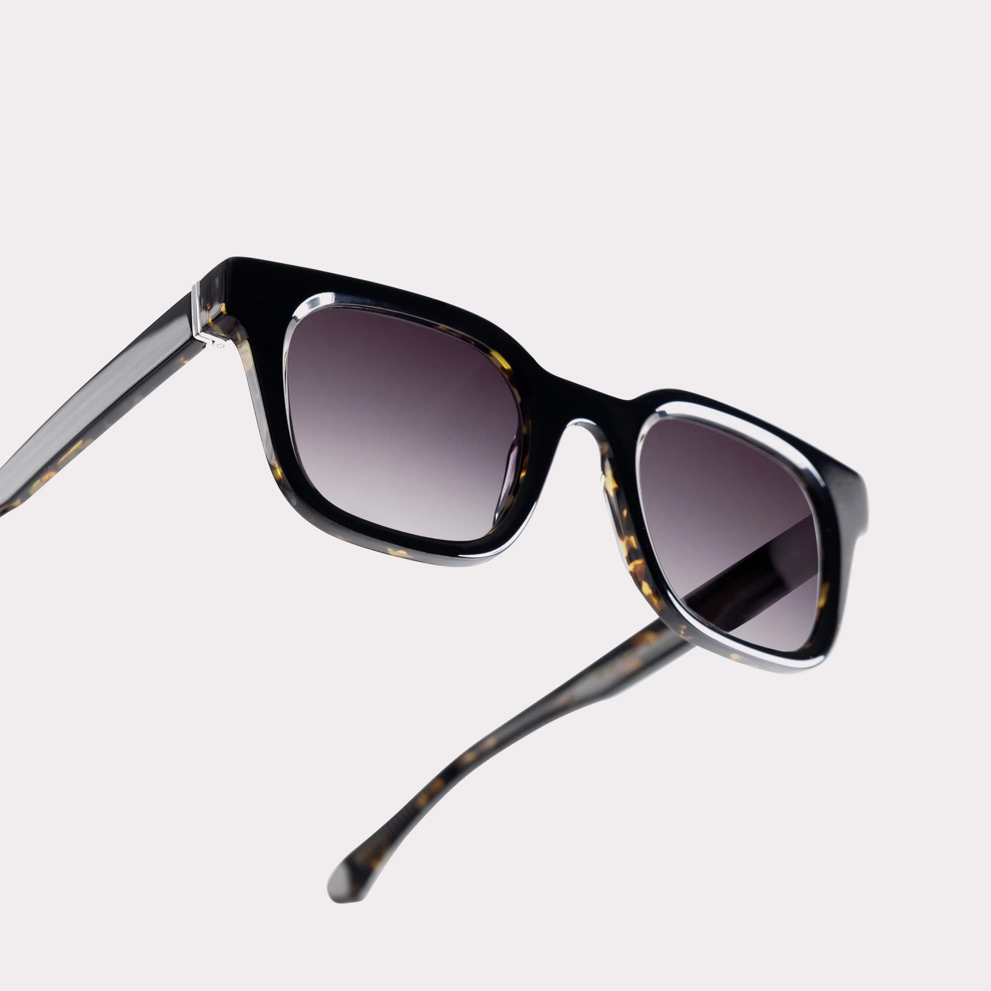 Une paire de Vega Noir Lunettes de soleil en vue macro