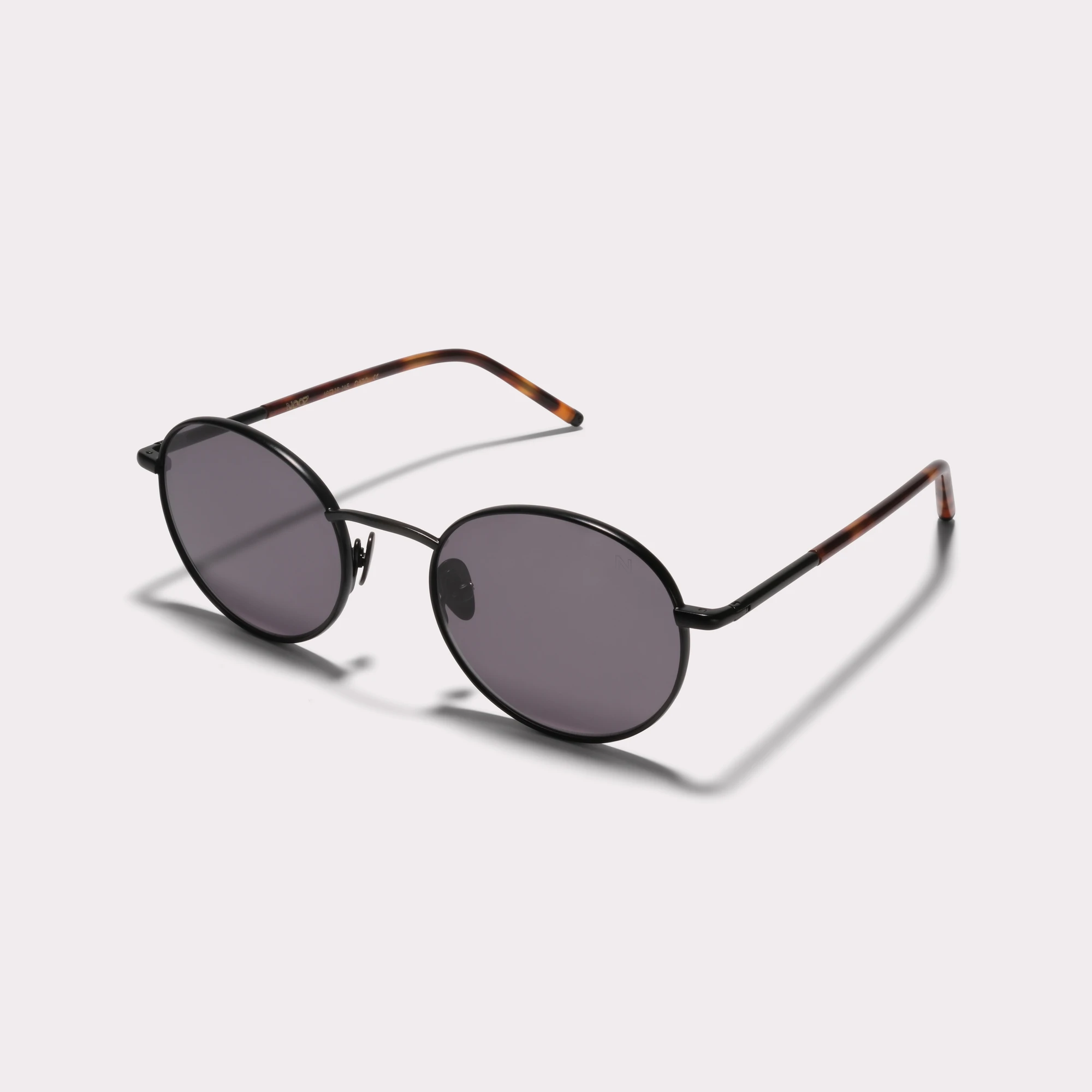 Une paire de Ted Noir Lunettes de soleil vue de côté