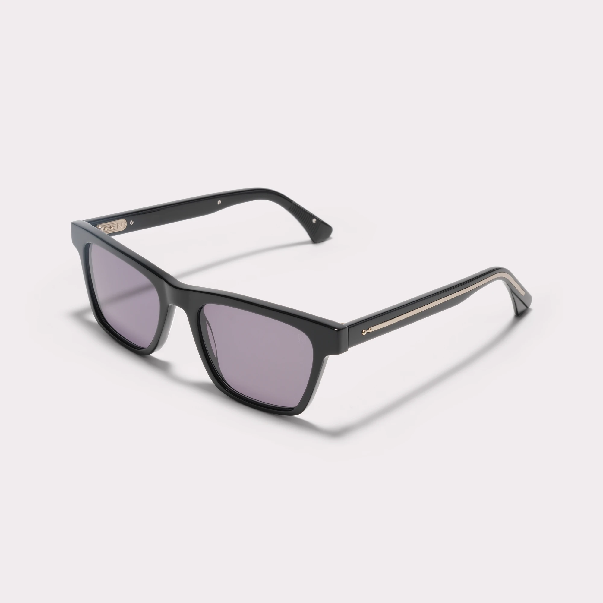 Une paire de Davis Noir Lunettes de soleil vue de côté